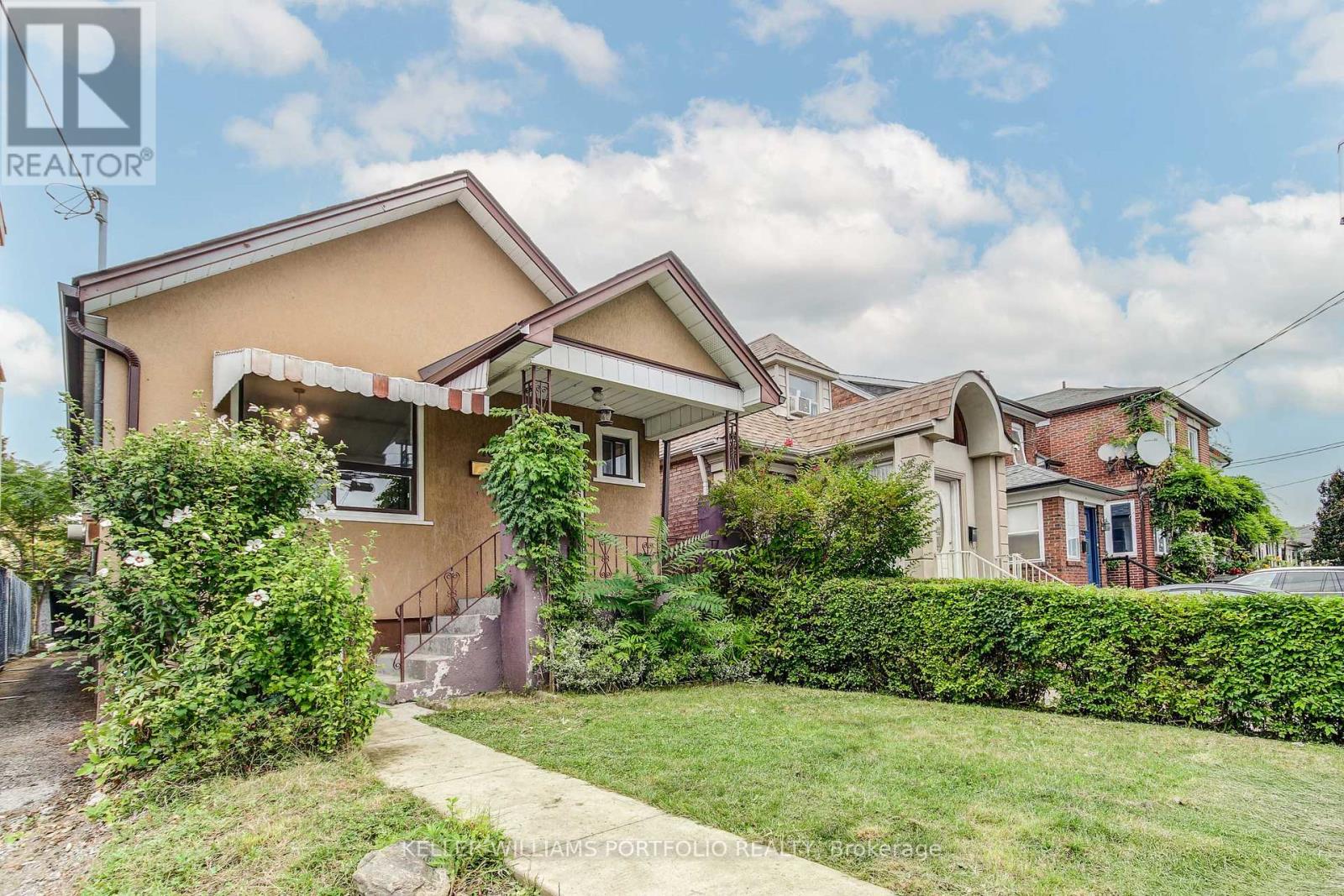 108 CLOVELLY AVENUE, Toronto, Ontario