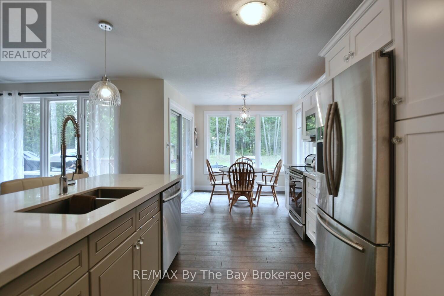 185 Oxbow Park Drive, Wasaga Beach, Ontario  L9Z 2V7 - Photo 10 - S12435508