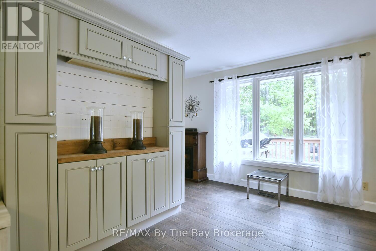 185 Oxbow Park Drive, Wasaga Beach, Ontario  L9Z 2V7 - Photo 11 - S12435508