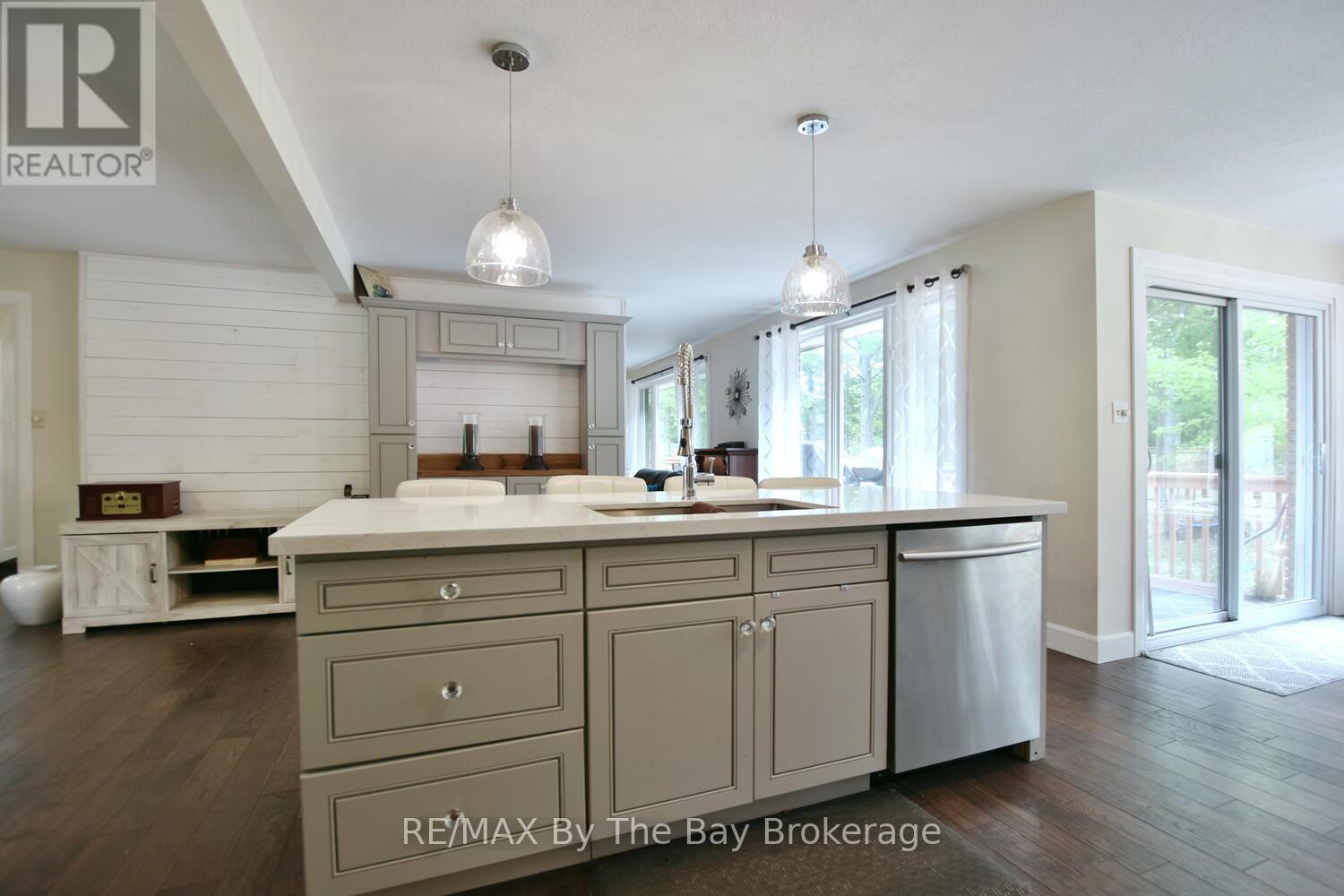 185 Oxbow Park Drive, Wasaga Beach, Ontario  L9Z 2V7 - Photo 12 - S12435508