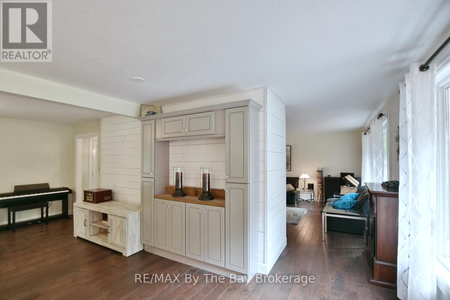 185 Oxbow Park Drive, Wasaga Beach, Ontario  L9Z 2V7 - Photo 16 - S12435508