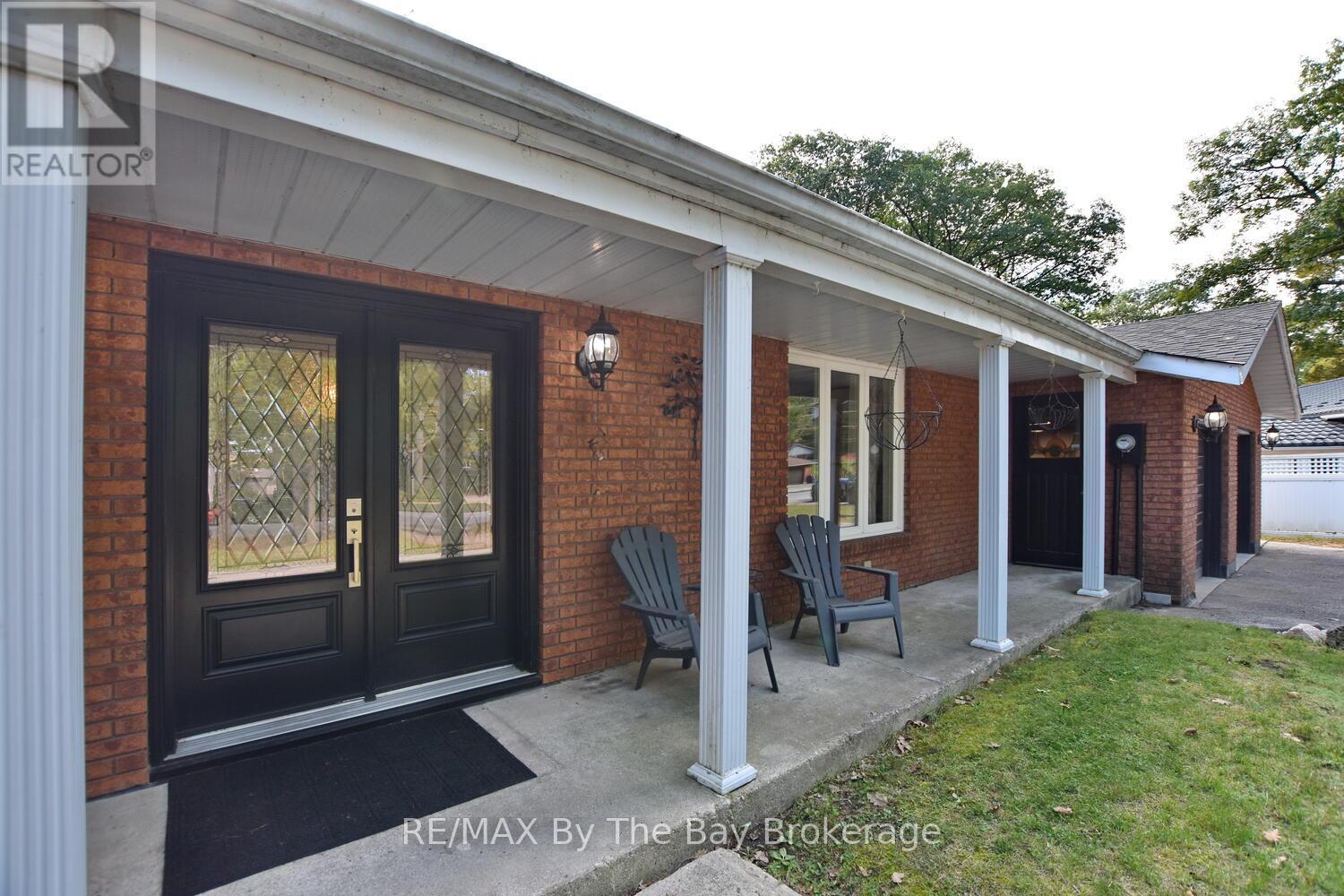 185 Oxbow Park Drive, Wasaga Beach, Ontario  L9Z 2V7 - Photo 3 - S12435508