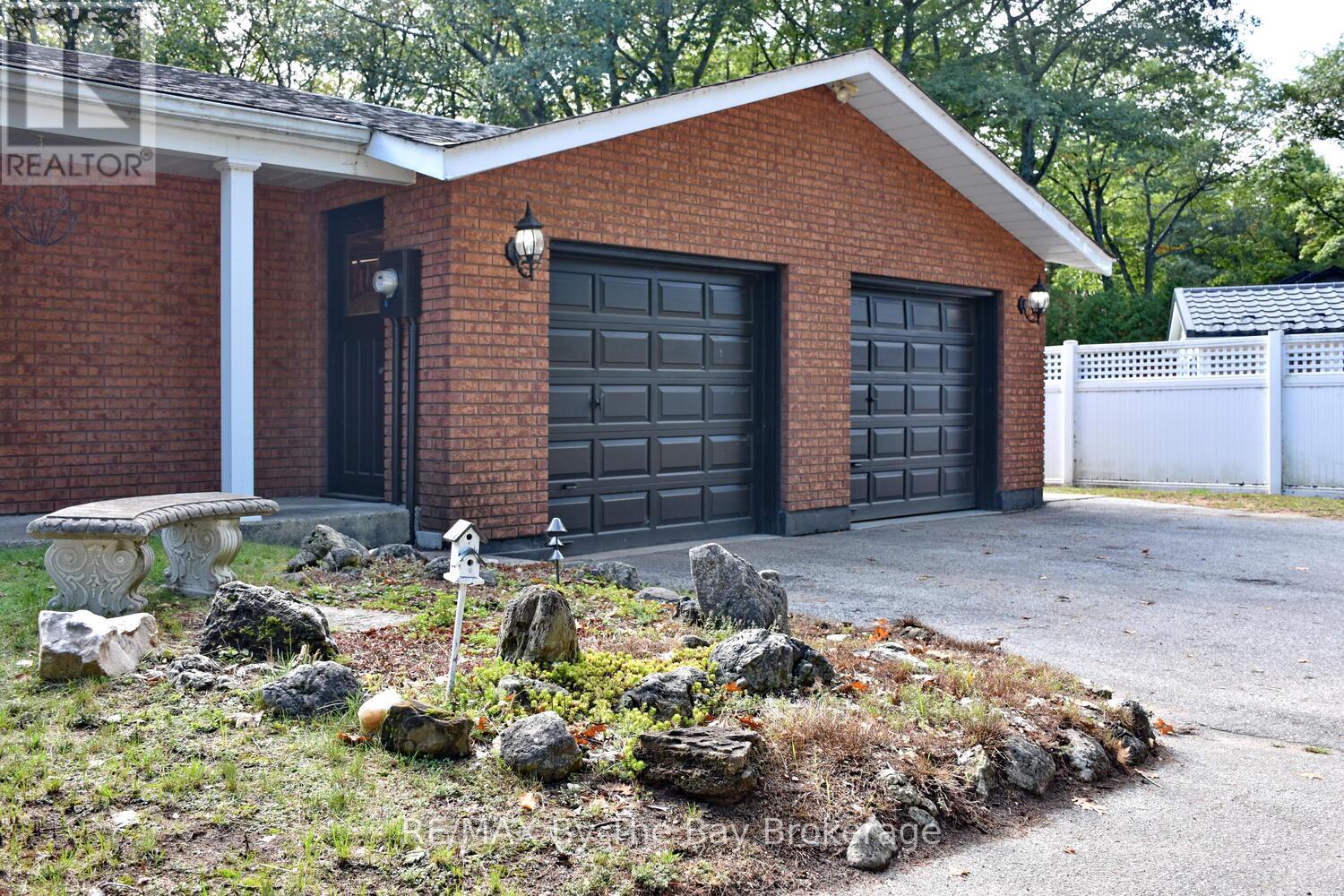 185 Oxbow Park Drive, Wasaga Beach, Ontario  L9Z 2V7 - Photo 4 - S12435508