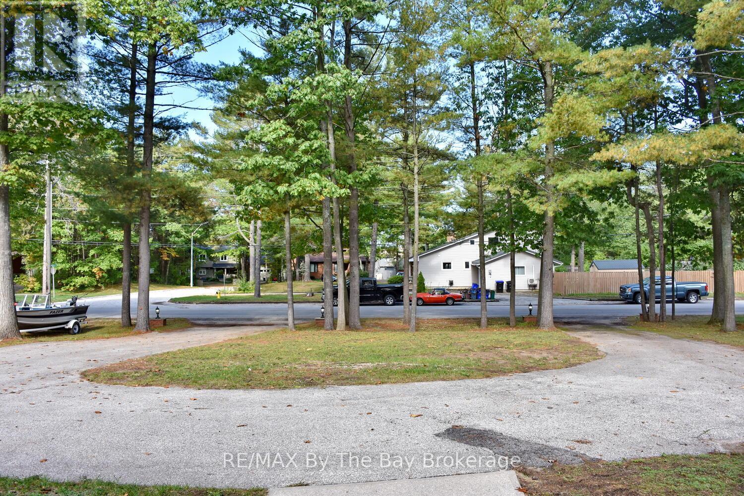 185 Oxbow Park Drive, Wasaga Beach, Ontario  L9Z 2V7 - Photo 5 - S12435508