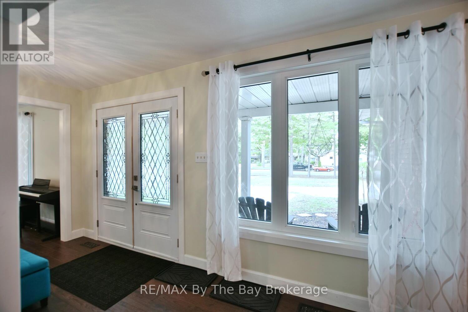 185 Oxbow Park Drive, Wasaga Beach, Ontario  L9Z 2V7 - Photo 6 - S12435508