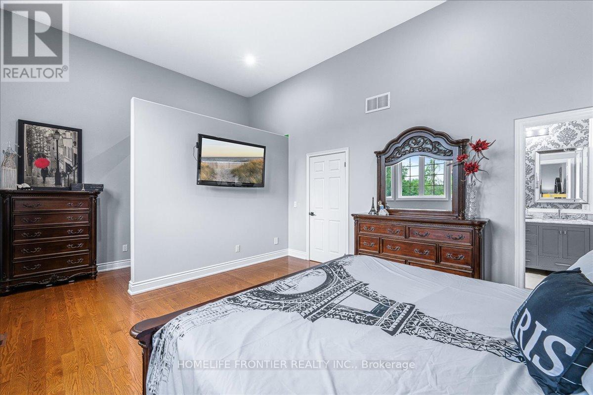 1664 Moyer Avenue, Innisfil, Ontario  L9S 1S8 - Photo 18 - N12435425