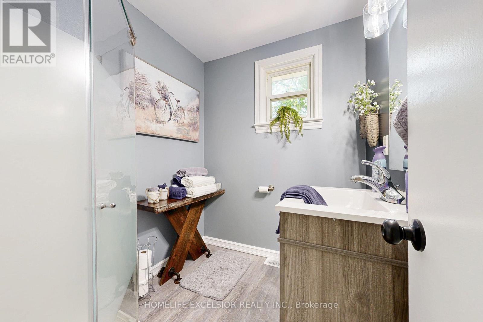 19043 Centre Street, East Gwillimbury, Ontario  L0G 1M0 - Photo 13 - N12435459