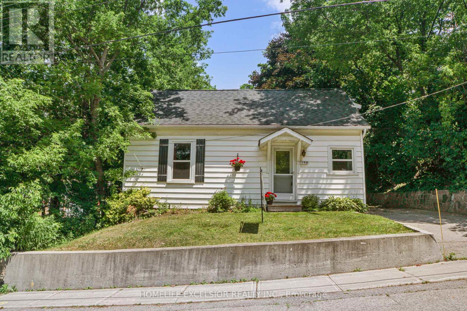 19043 Centre Street, East Gwillimbury, Ontario  L0G 1M0 - Photo 2 - N12435459
