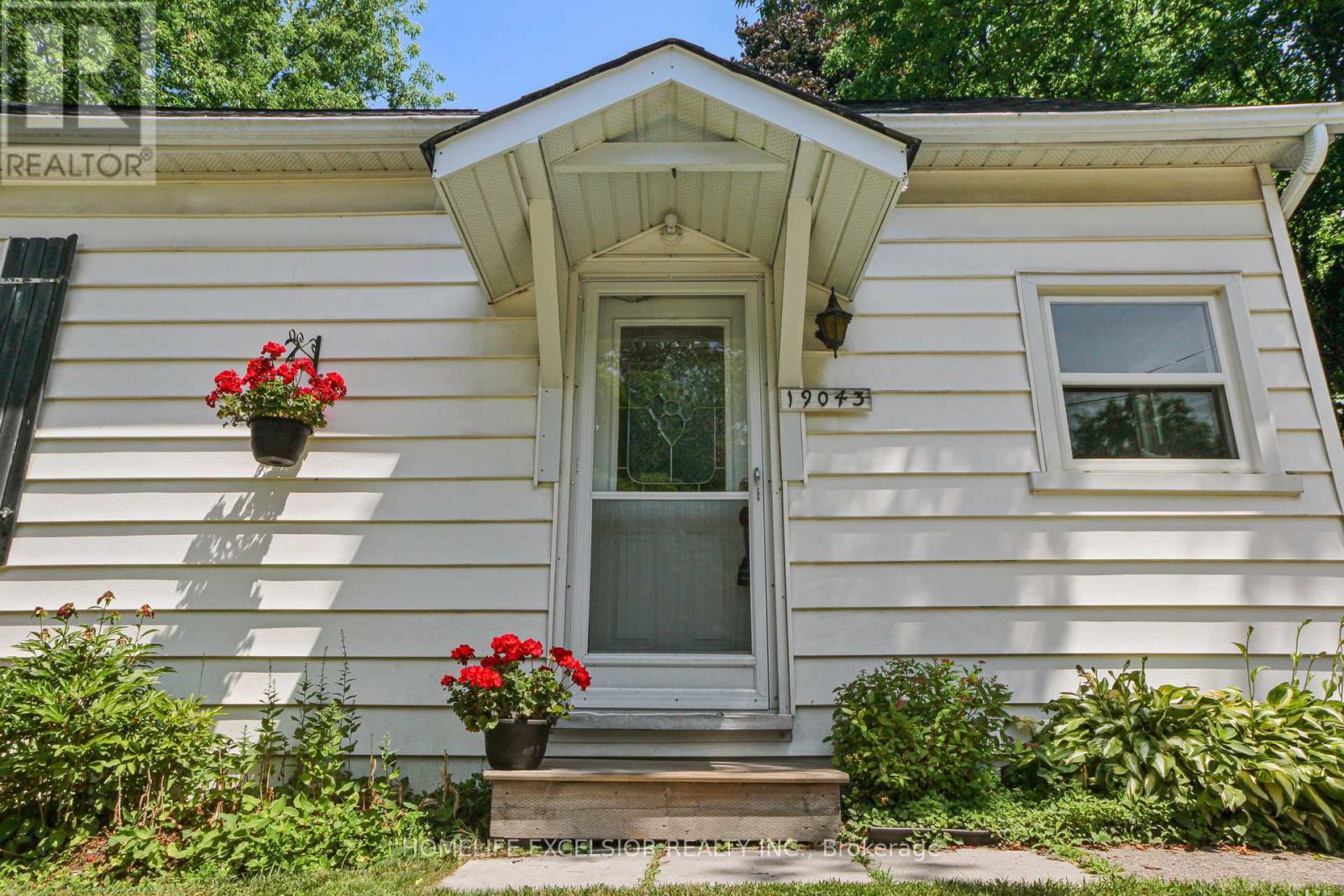 19043 Centre Street, East Gwillimbury, Ontario  L0G 1M0 - Photo 3 - N12435459