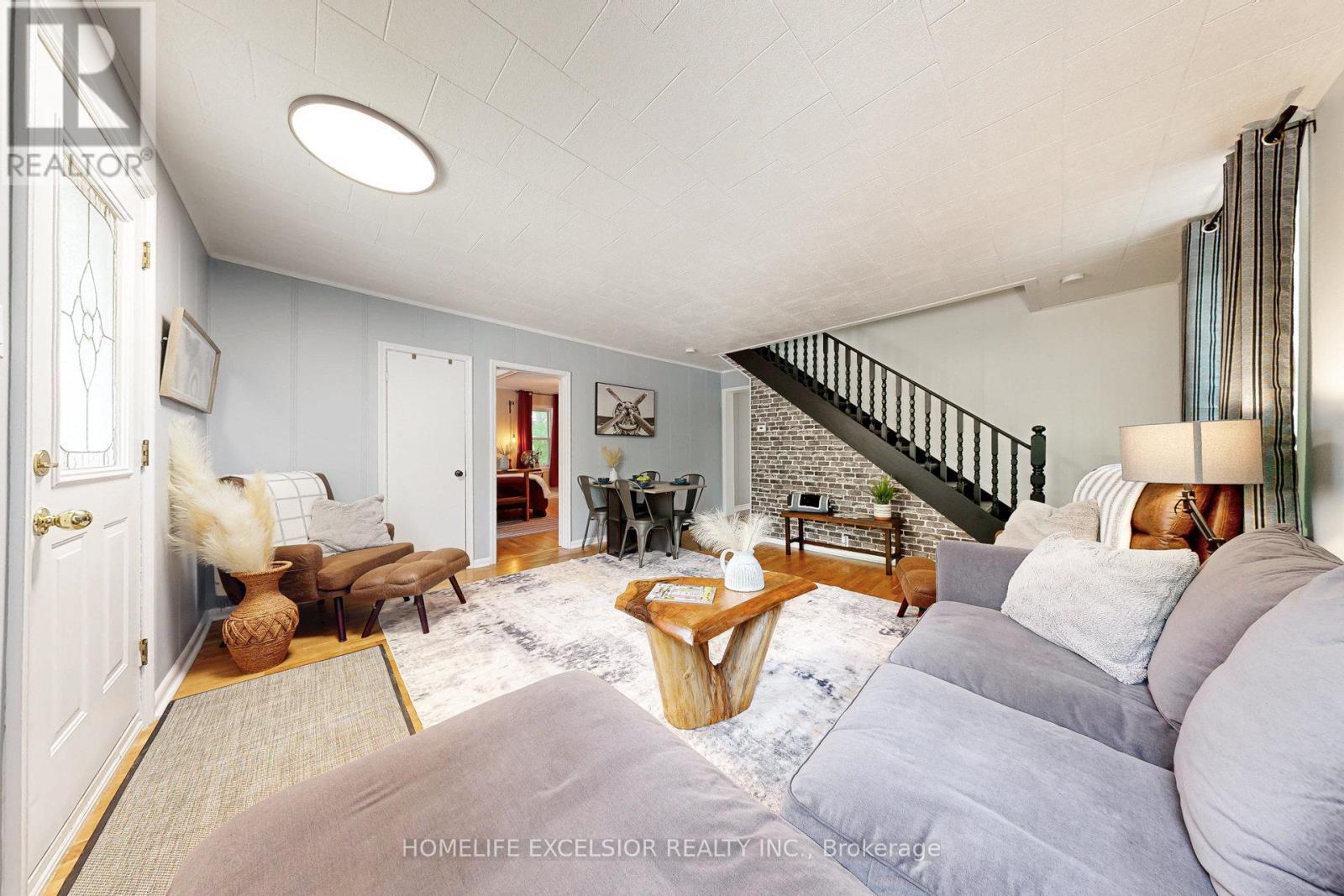 19043 Centre Street, East Gwillimbury, Ontario  L0G 1M0 - Photo 6 - N12435459