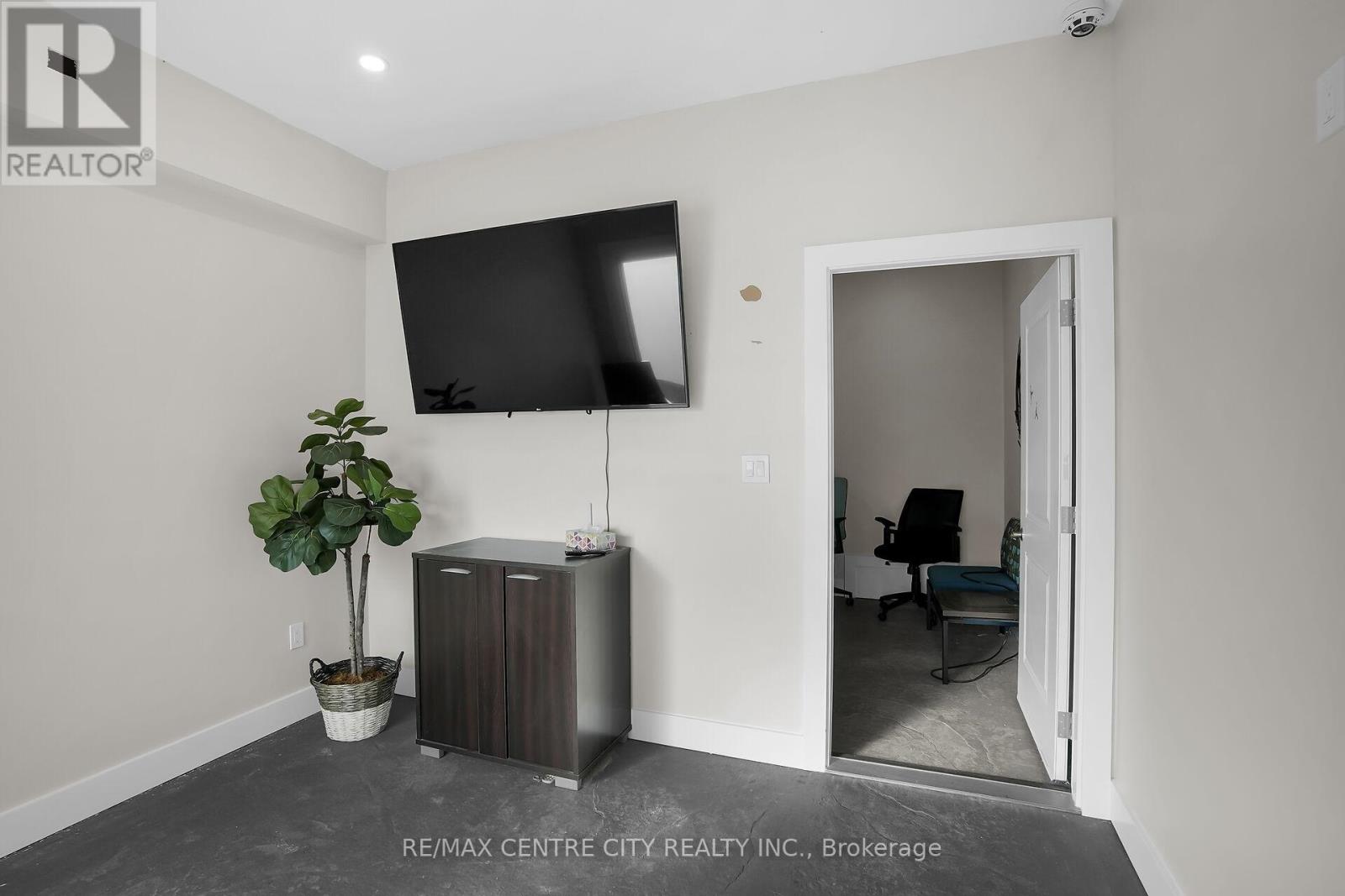 302 Wellington Road, London South, Ontario  N6C 4N9 - Photo 20 - X12435522
