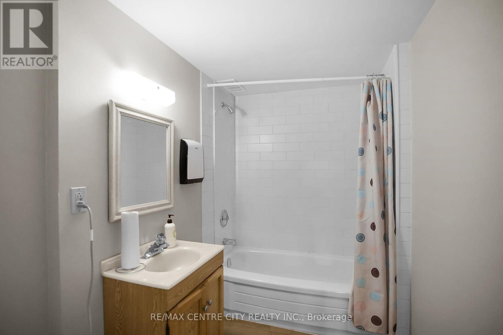 302 Wellington Road, London South, Ontario  N6C 4N9 - Photo 33 - X12435522