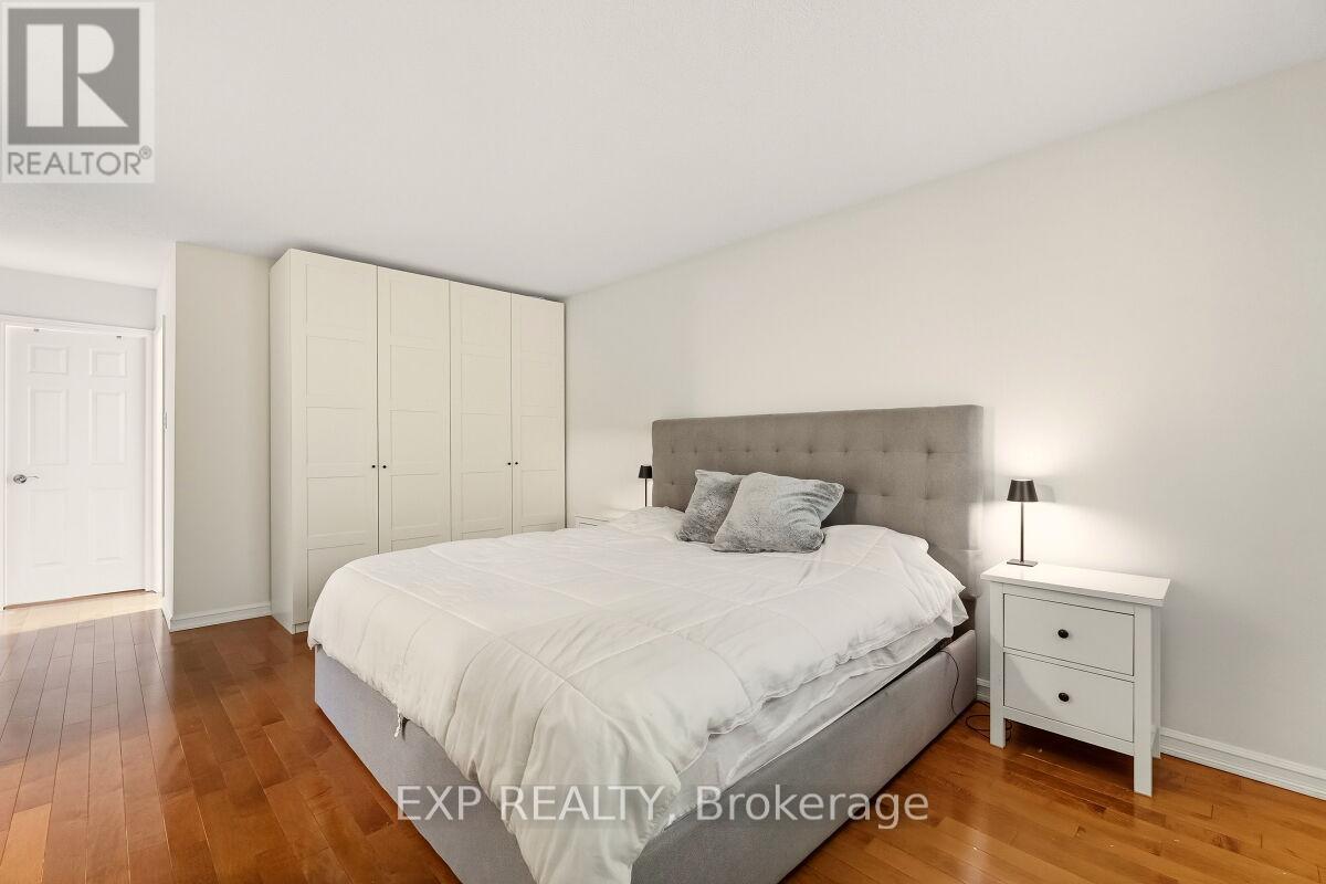 105 Warner Drive, Oakville, Ontario  L6L 6G5 - Photo 17 - W12435408