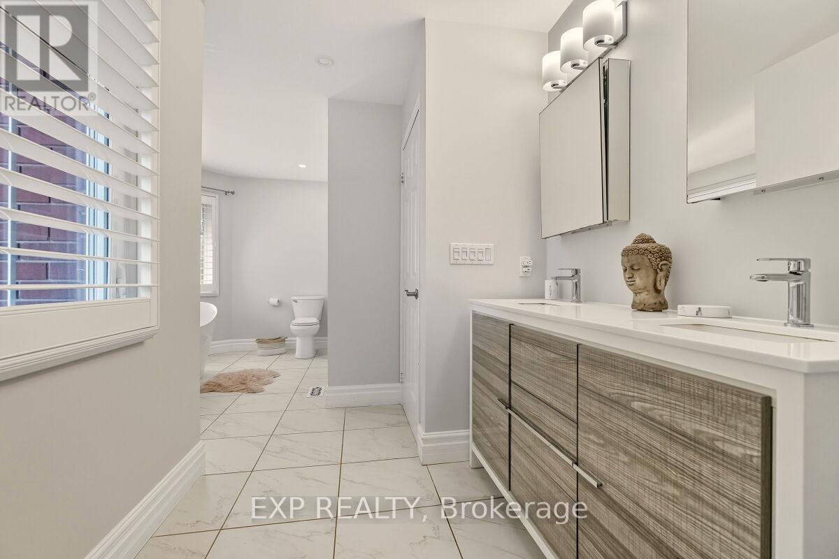 105 Warner Drive, Oakville, Ontario  L6L 6G5 - Photo 20 - W12435408
