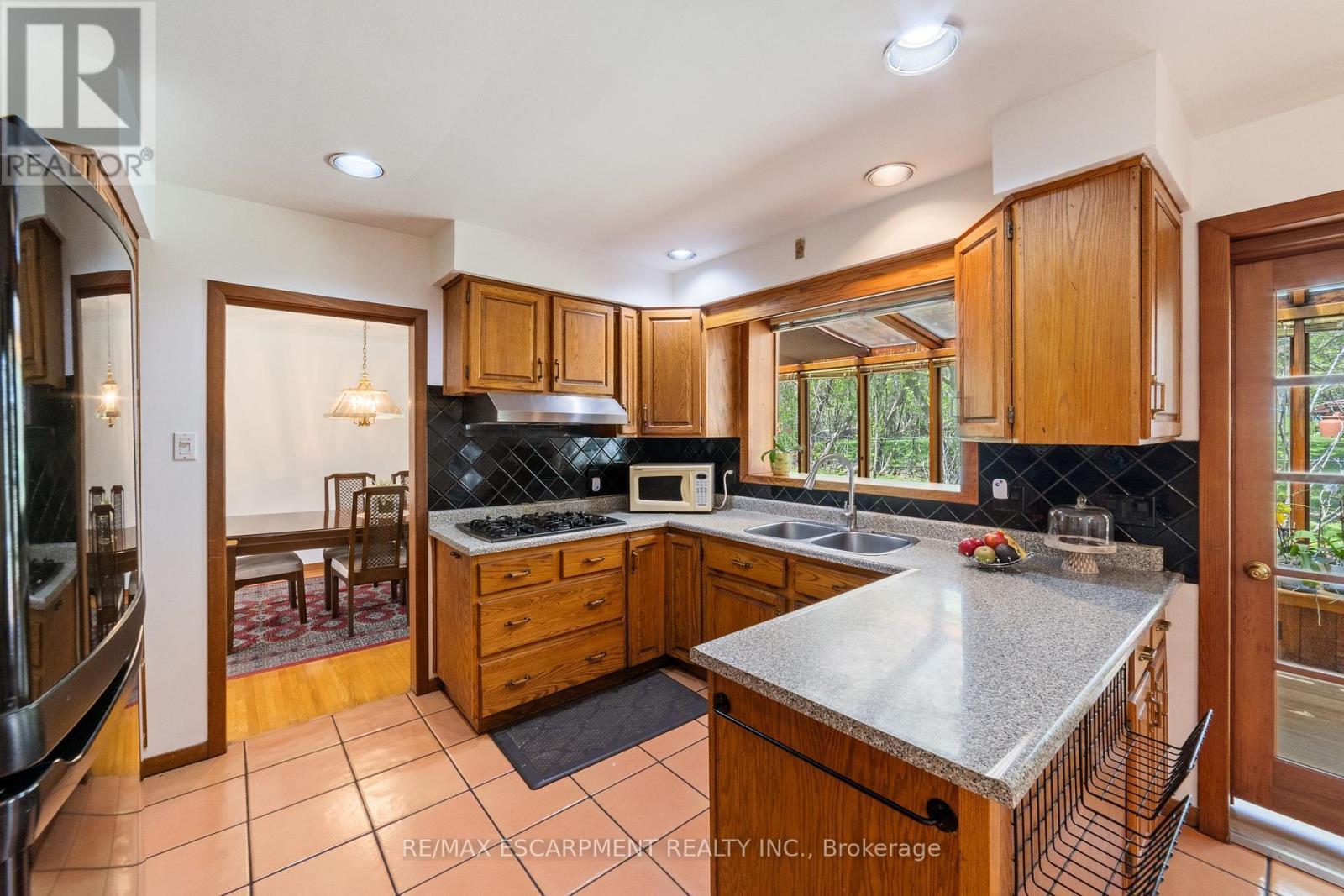 1411 Beaufort Drive, Burlington, Ontario  L7P 4V8 - Photo 17 - W12435453