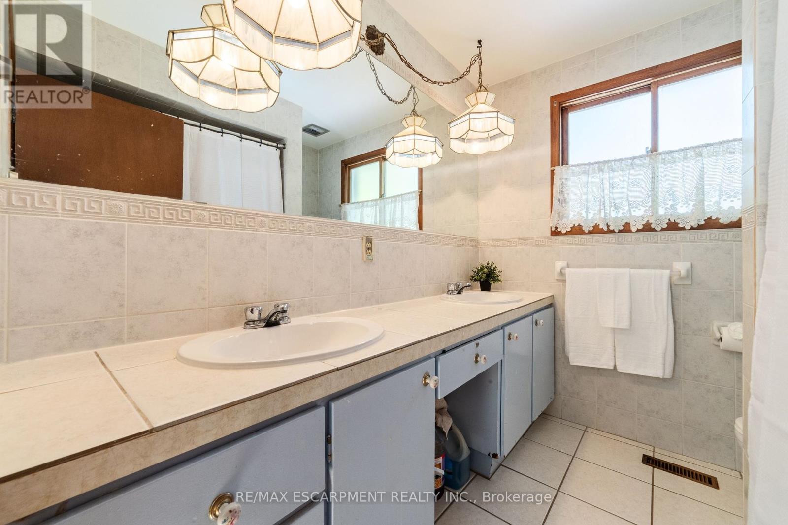 1411 Beaufort Drive, Burlington, Ontario  L7P 4V8 - Photo 19 - W12435453