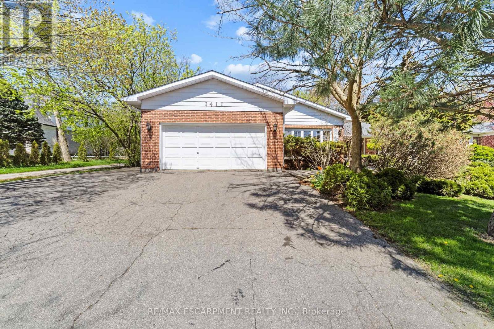 1411 Beaufort Drive, Burlington, Ontario  L7P 4V8 - Photo 2 - W12435453