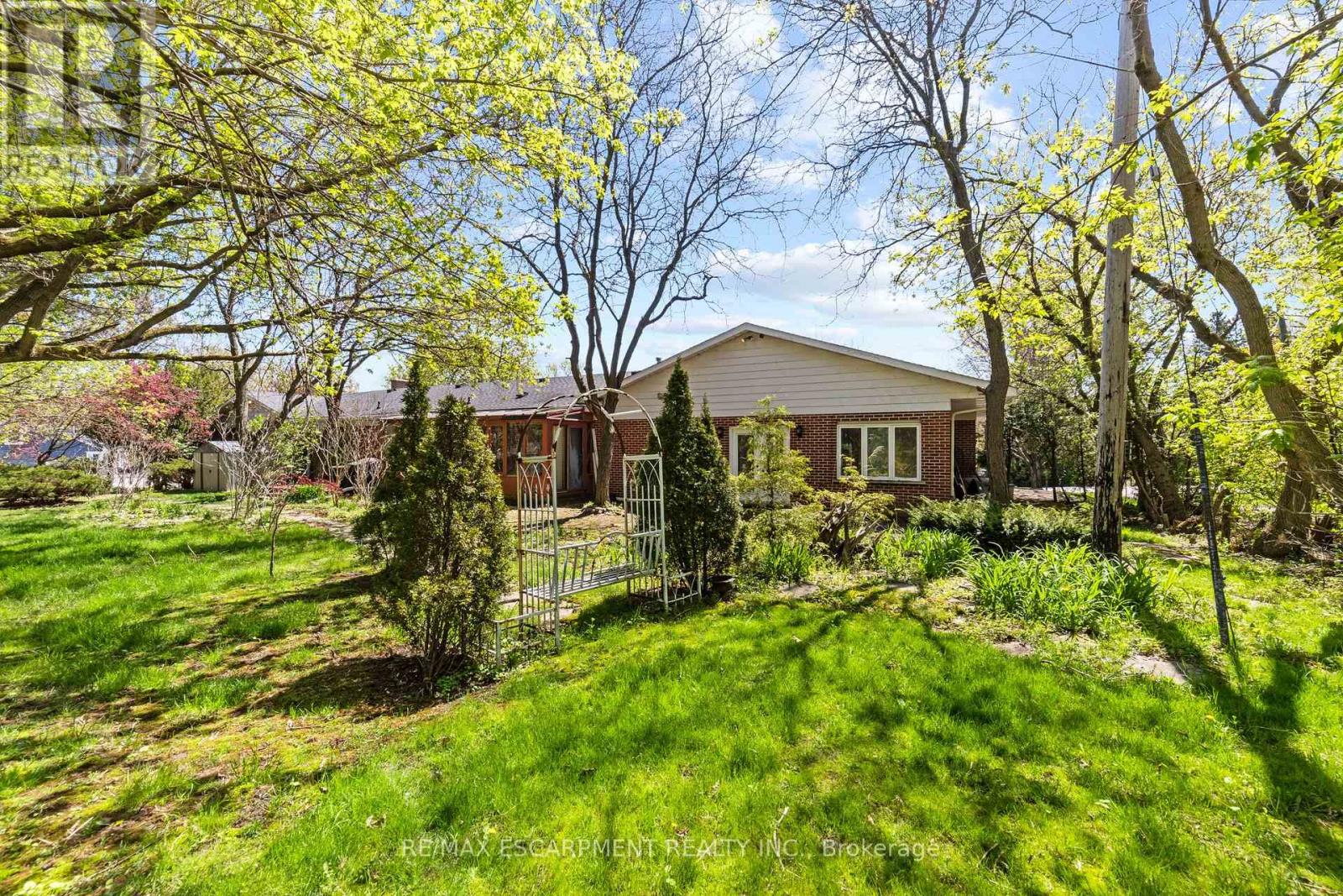 1411 Beaufort Drive, Burlington, Ontario  L7P 4V8 - Photo 38 - W12435453