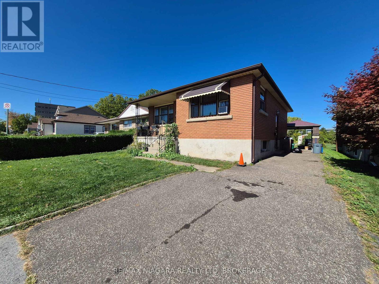 5711 Kitchener Street, Niagara Falls (Hospital), Ontario  L2G 1B9 - Photo 2 - X12435509