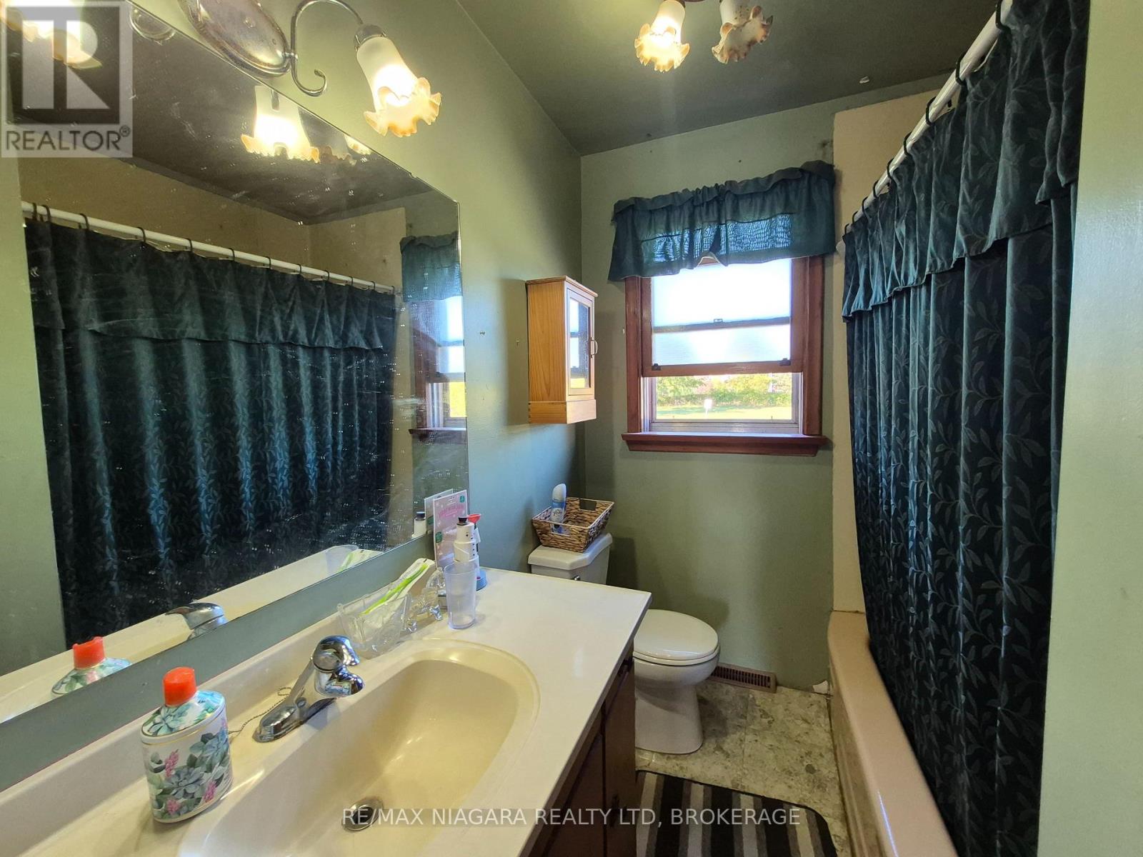5711 Kitchener Street, Niagara Falls (Hospital), Ontario  L2G 1B9 - Photo 6 - X12435509