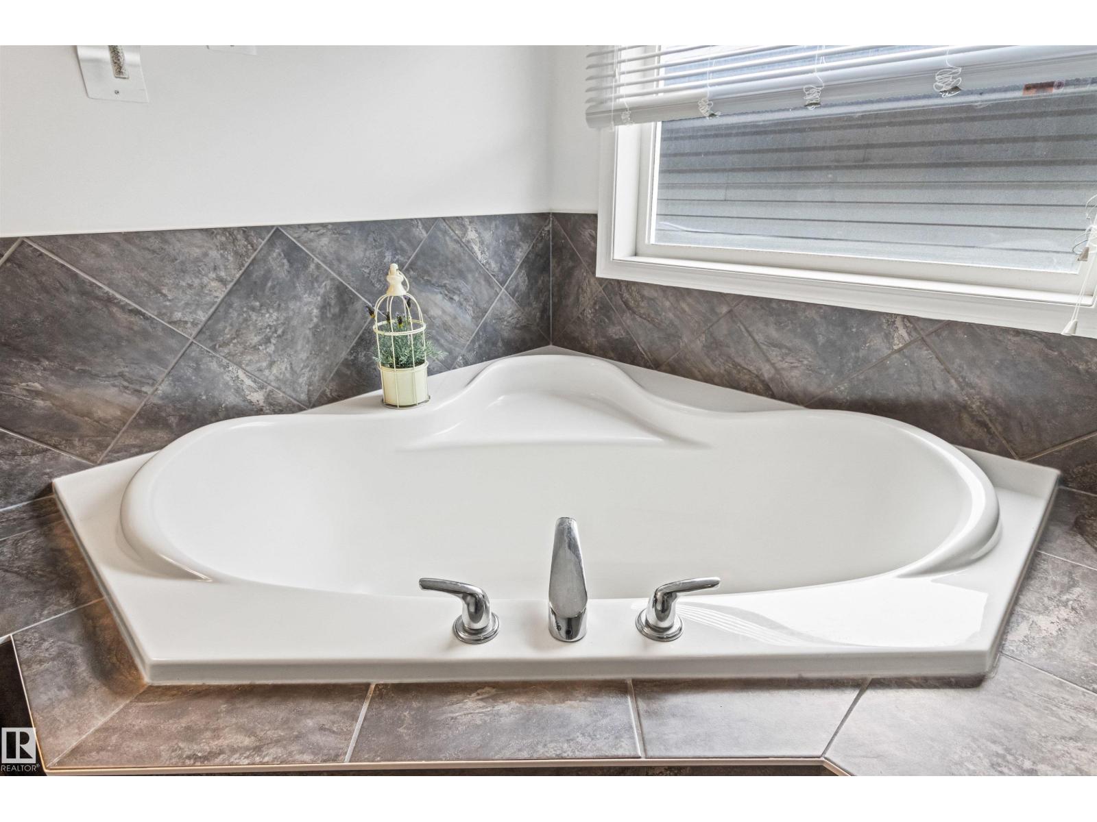 6914 Strom Ln Nw Nw, Edmonton, Alberta  T6R 0G3 - Photo 47 - E4456585