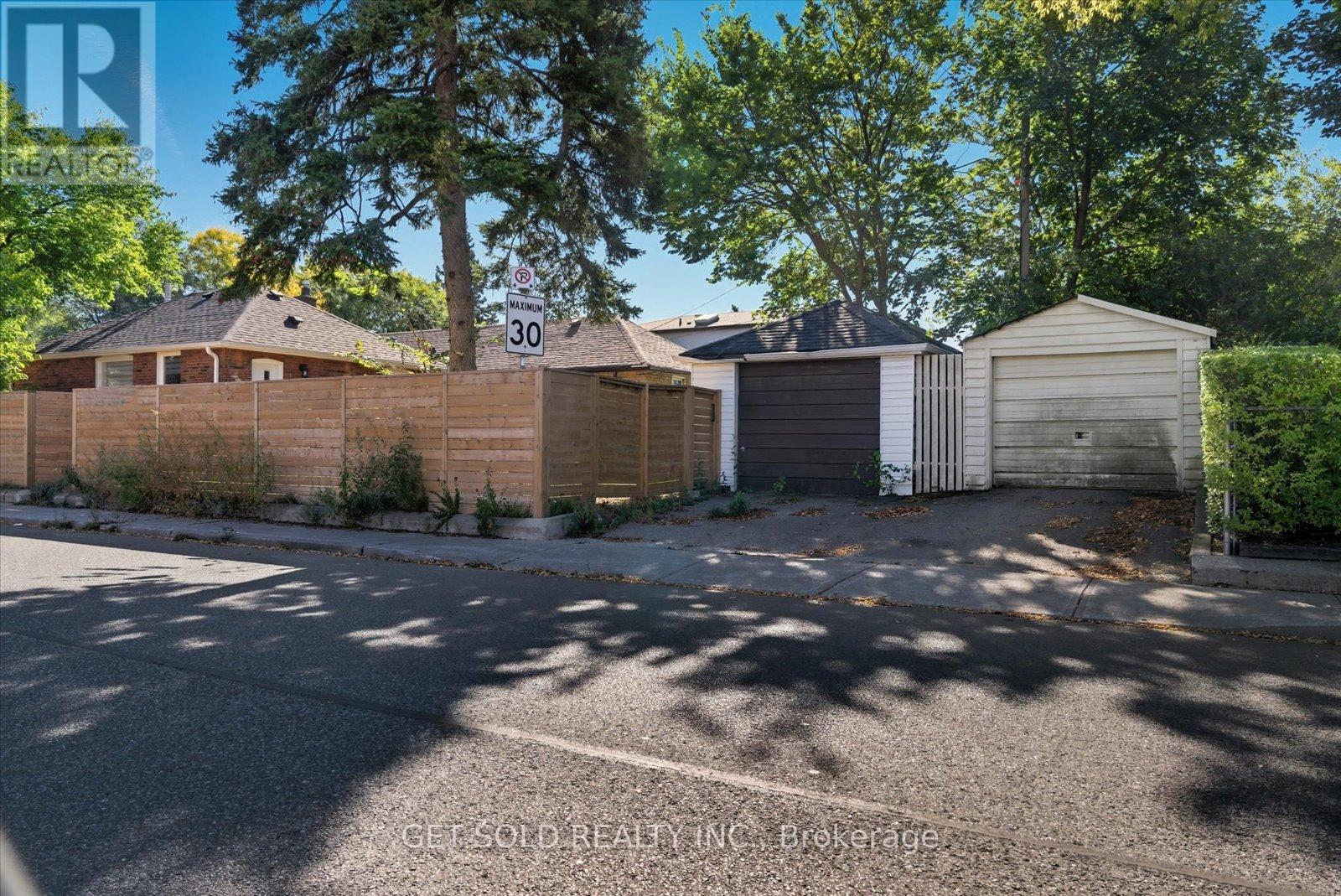 74 St Hubert Avenue, Toronto, Ontario  M4J 3Z3 - Photo 31 - E12295433