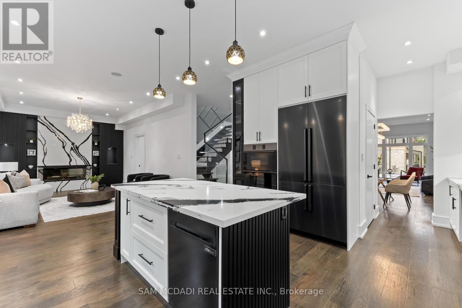 193 Mateo Place, Mississauga, Ontario  L5A 0A5 - Photo 7 - W12435516