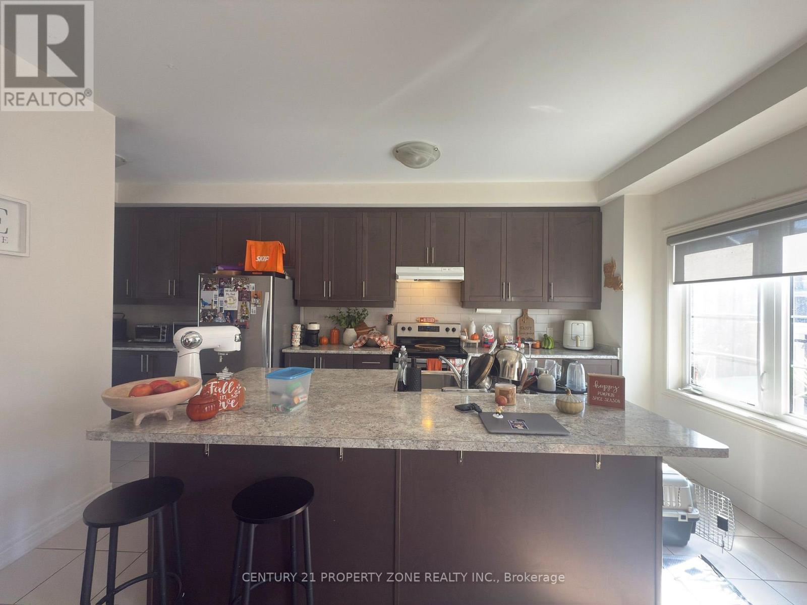 152 Fruitvale Circle, Brampton, Ontario  L7A 5C1 - Photo 3 - W12435523