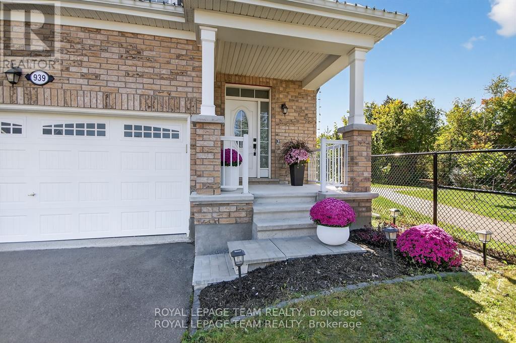 939 Whimbrel Way, Ottawa, Ontario  K2J 6C5 - Photo 3 - X12435566