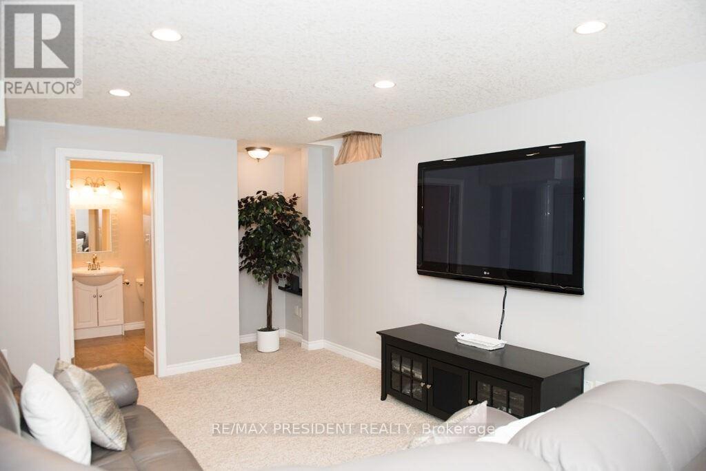 1657 Bayswater Crescent, London North, Ontario  N6G 5N7 - Photo 16 - X12435532