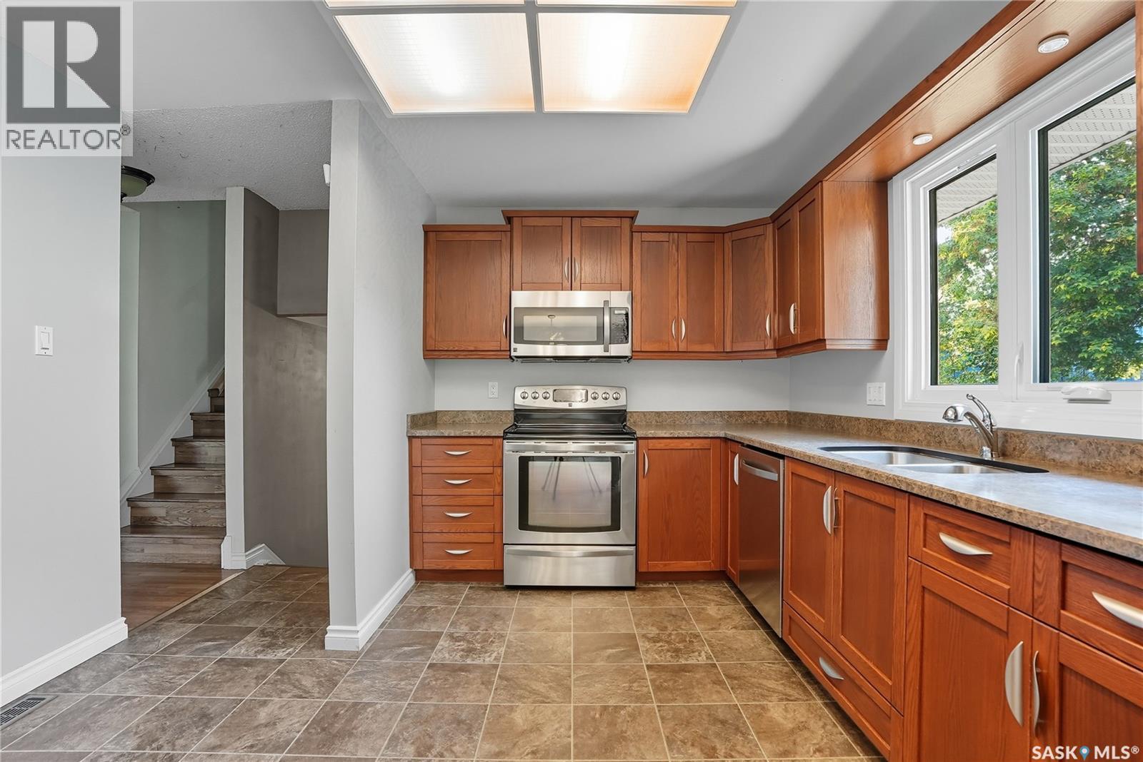 30 Champlin Crescent, Saskatoon, Saskatchewan  S7H 4T3 - Photo 4 - SK019010