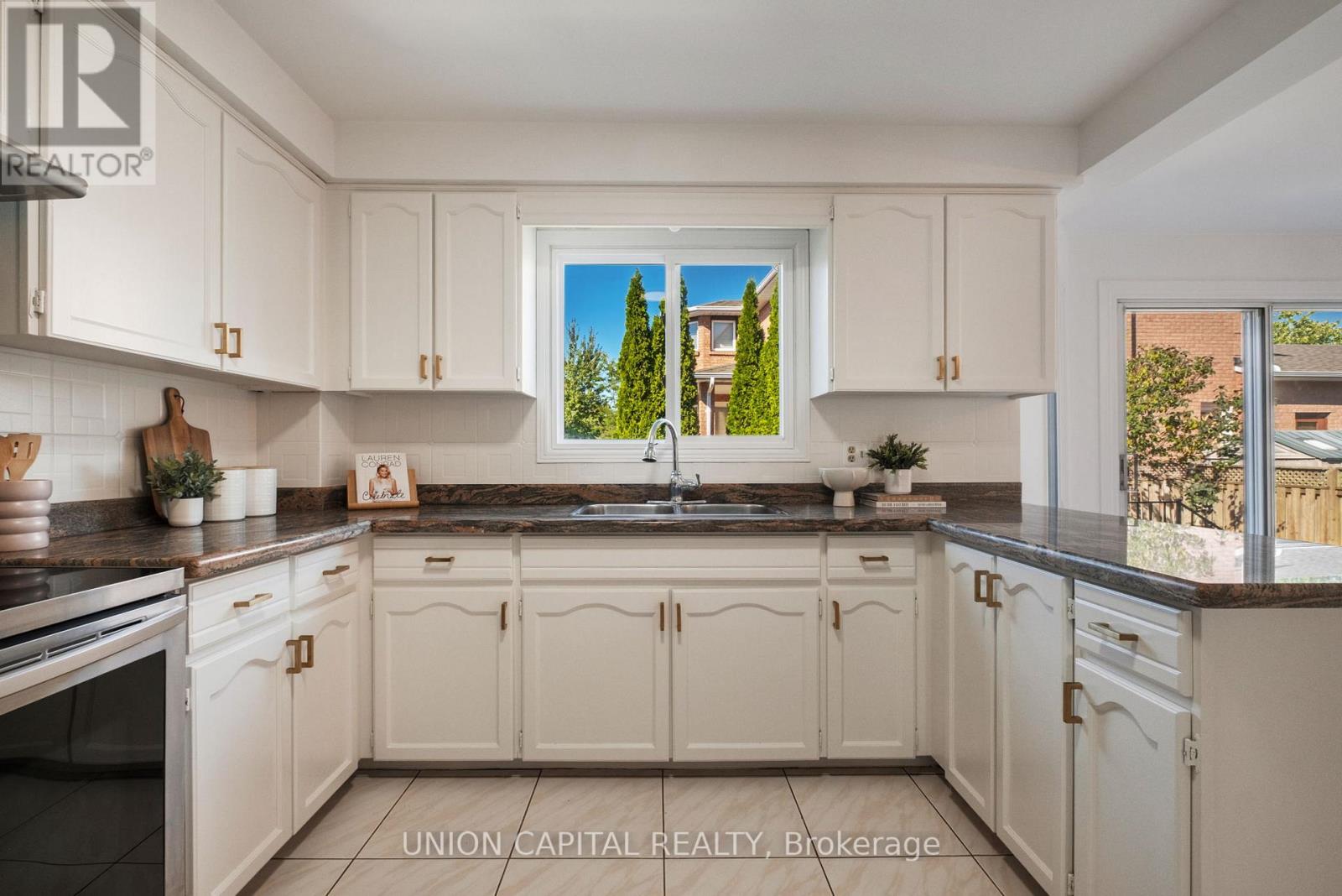 58 Horizon Court, Richmond Hill, Ontario  L4B 3E8 - Photo 11 - N12435540