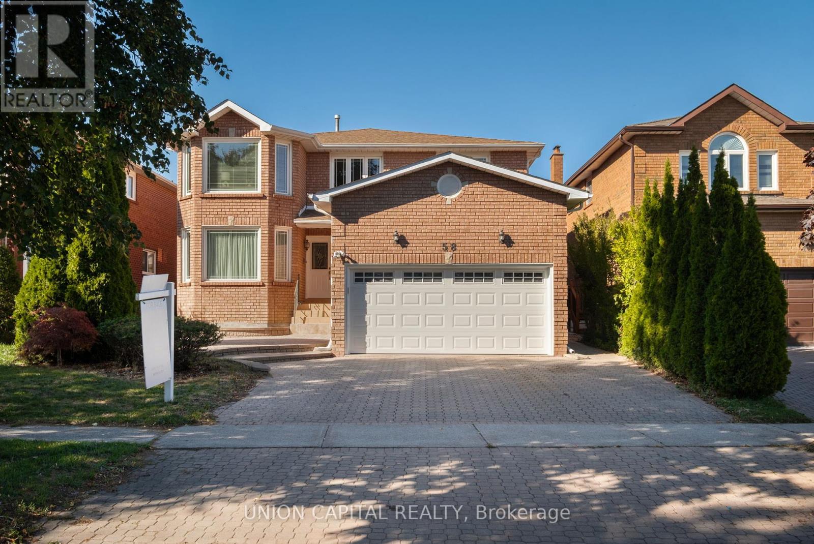 58 Horizon Court, Richmond Hill, Ontario  L4B 3E8 - Photo 2 - N12435540
