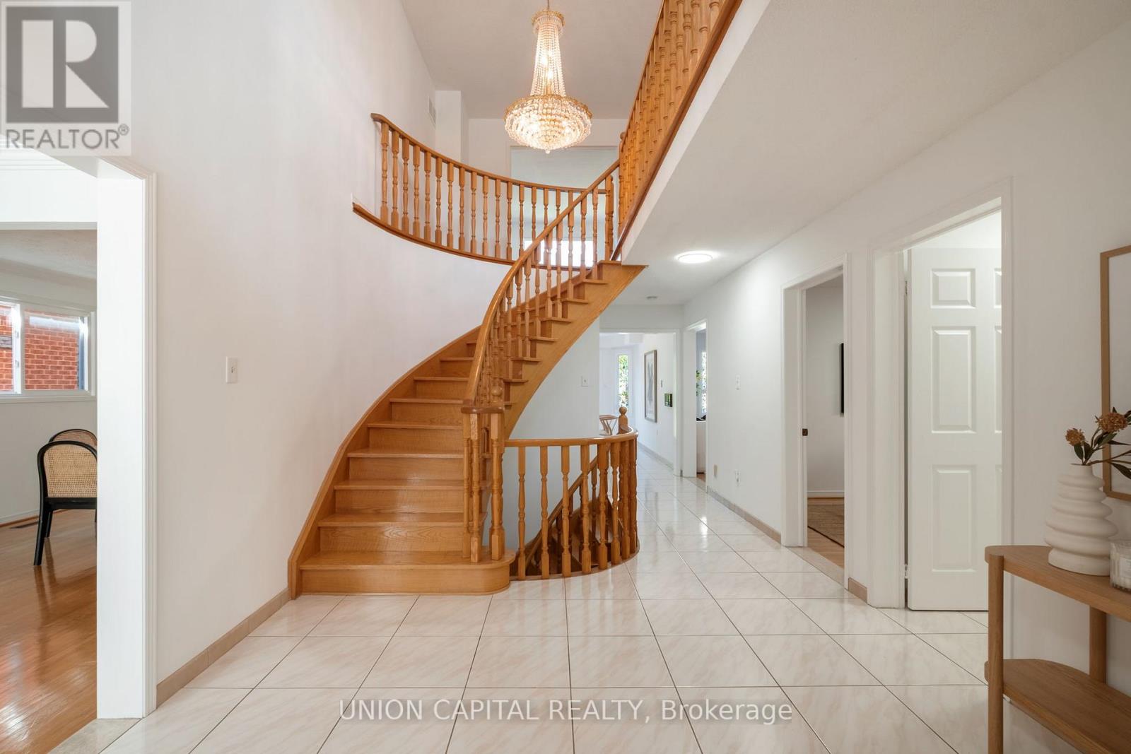 58 Horizon Court, Richmond Hill, Ontario  L4B 3E8 - Photo 4 - N12435540