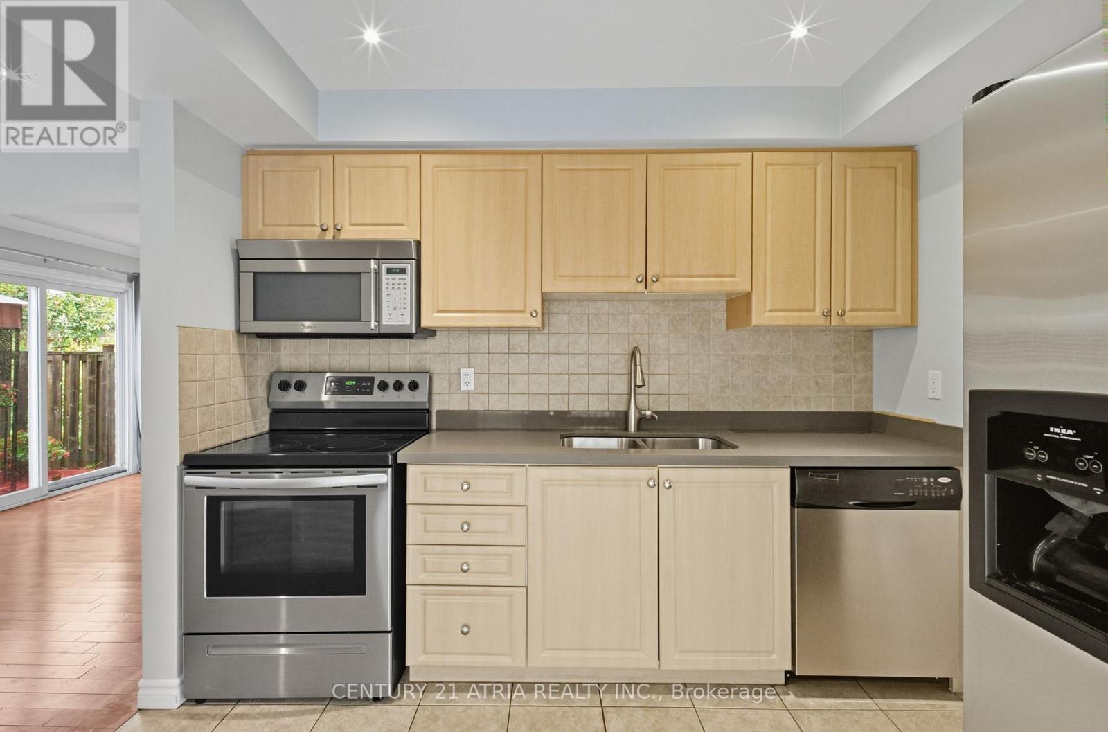 32 Fieldview Crescent, Markham, Ontario  L3R 3H7 - Photo 6 - N12435577