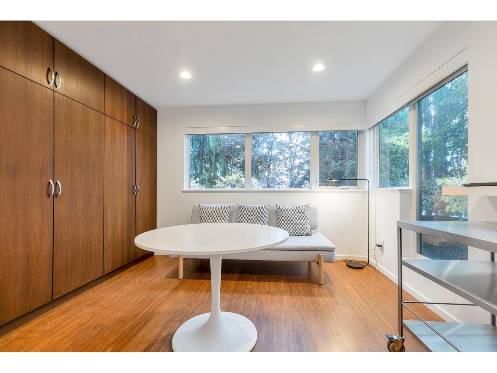 15611 Columbia Avenue, White Rock, British Columbia  V4B 1K9 - Photo 4 - R3052566