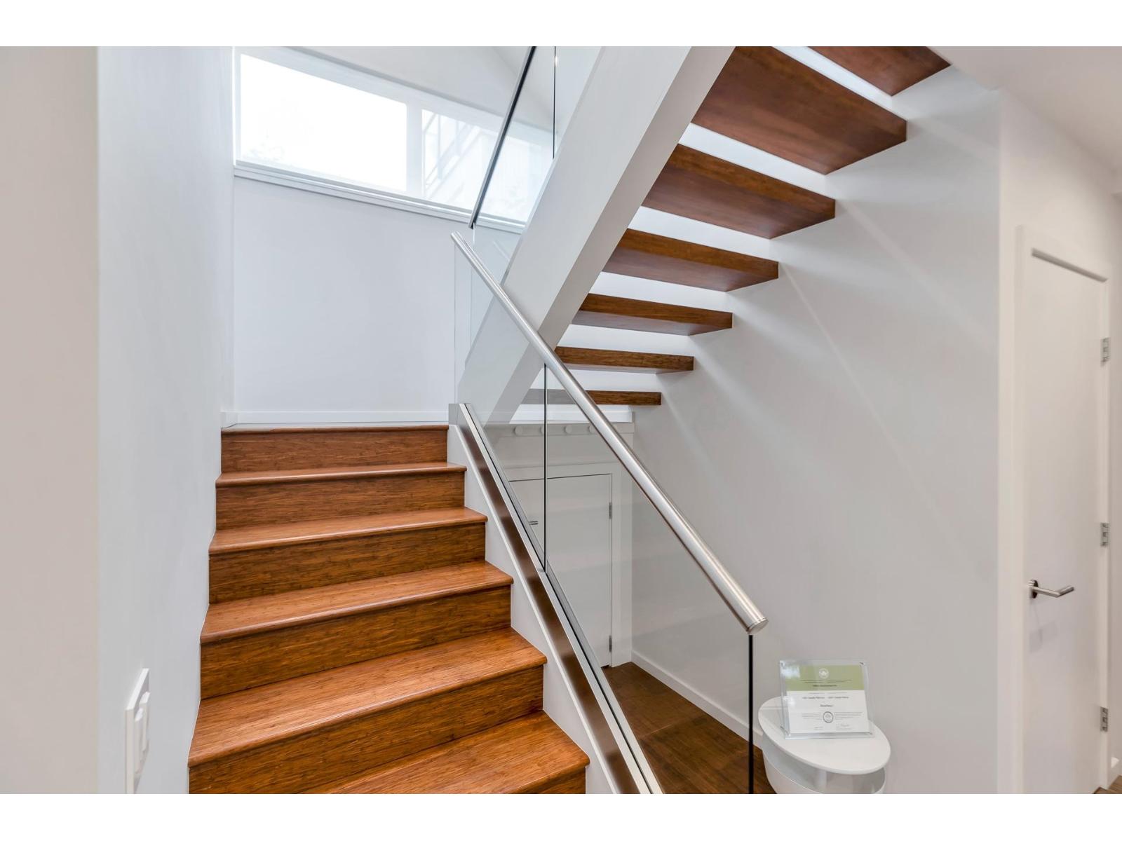 15611 Columbia Avenue, White Rock, British Columbia  V4B 1K9 - Photo 2 - R3052566