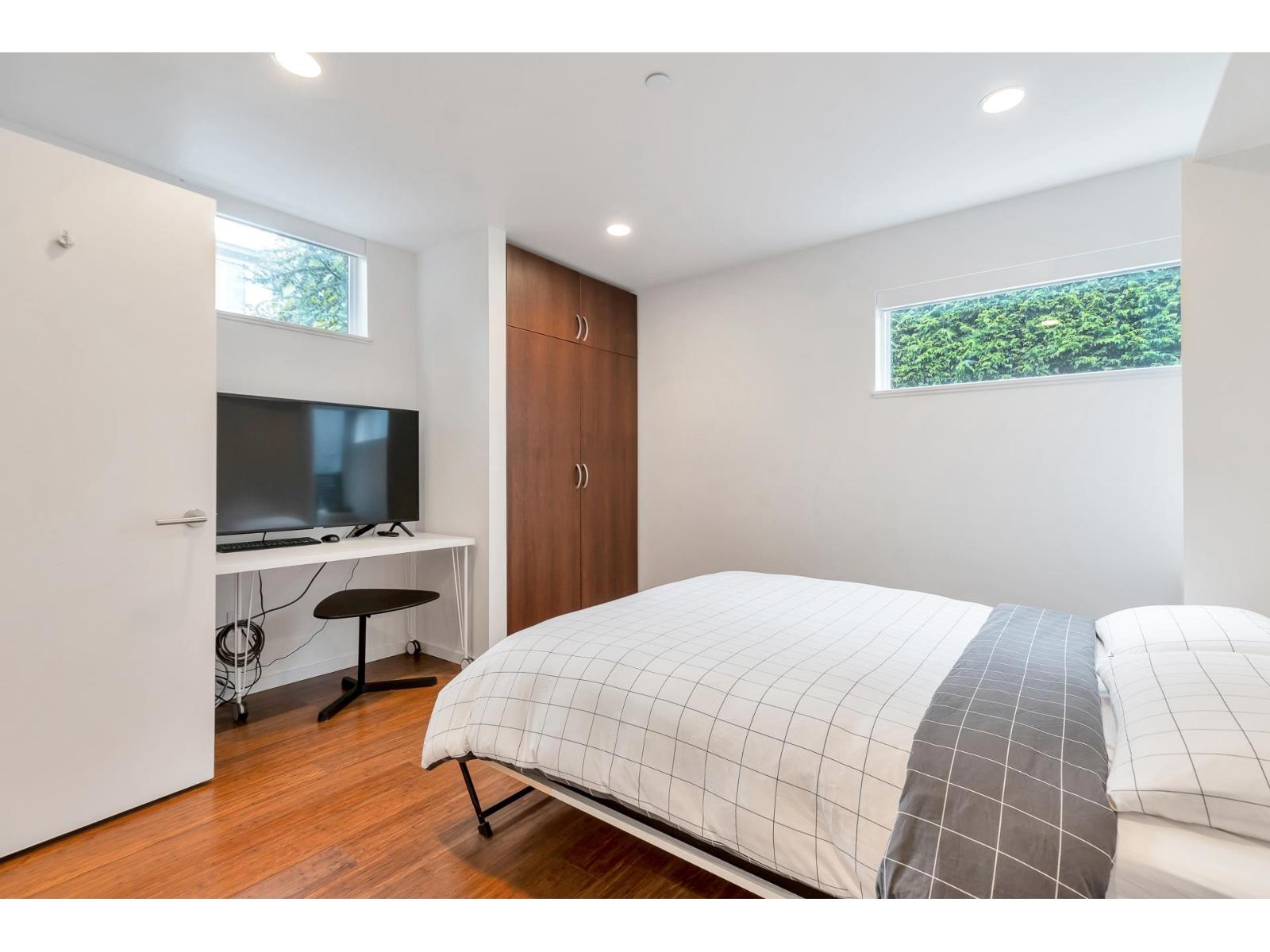 15611 Columbia Avenue, White Rock, British Columbia  V4B 1K9 - Photo 3 - R3052566