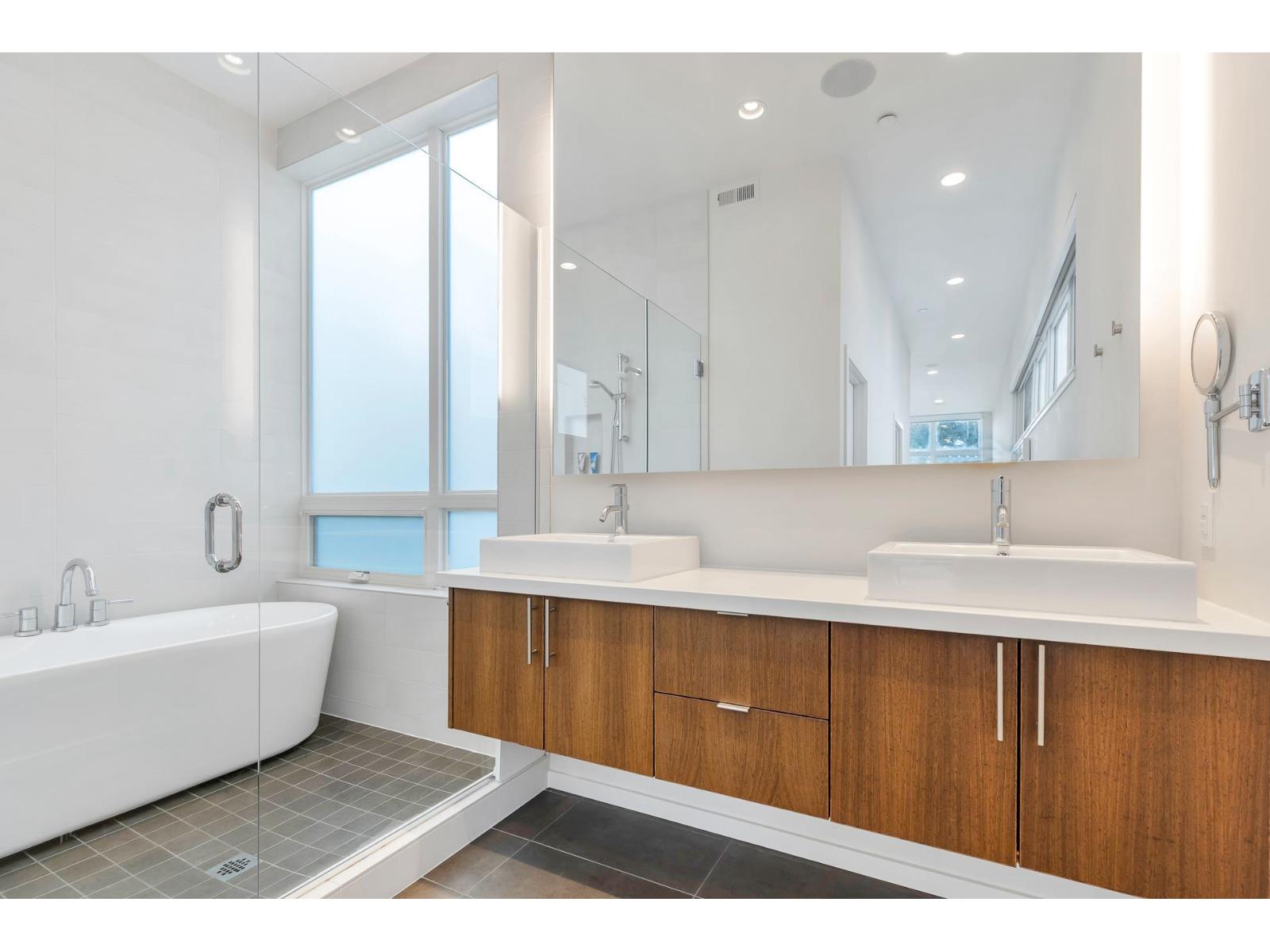 15611 Columbia Avenue, White Rock, British Columbia  V4B 1K9 - Photo 9 - R3052566