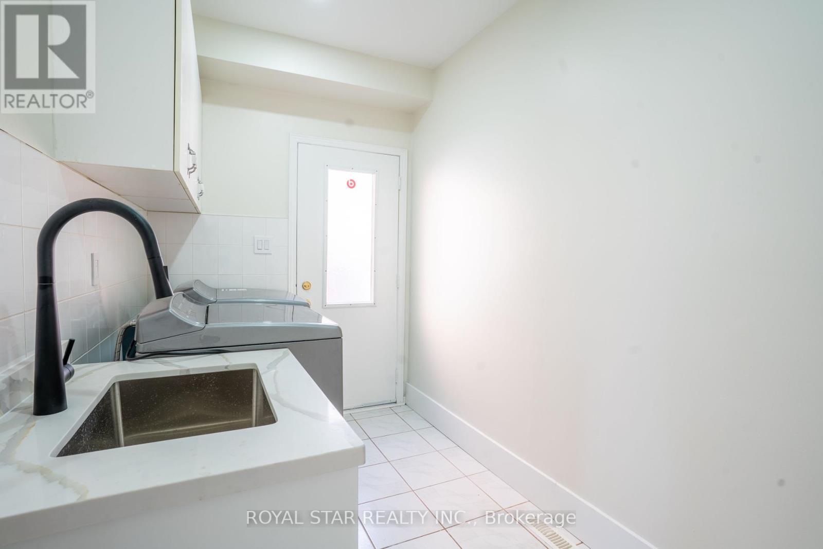 22 Livingston Drive, Caledon, Ontario  L7C 1A1 - Photo 14 - W12435542