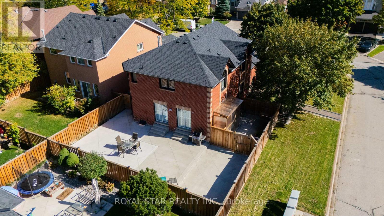 22 Livingston Drive, Caledon, Ontario  L7C 1A1 - Photo 5 - W12435542