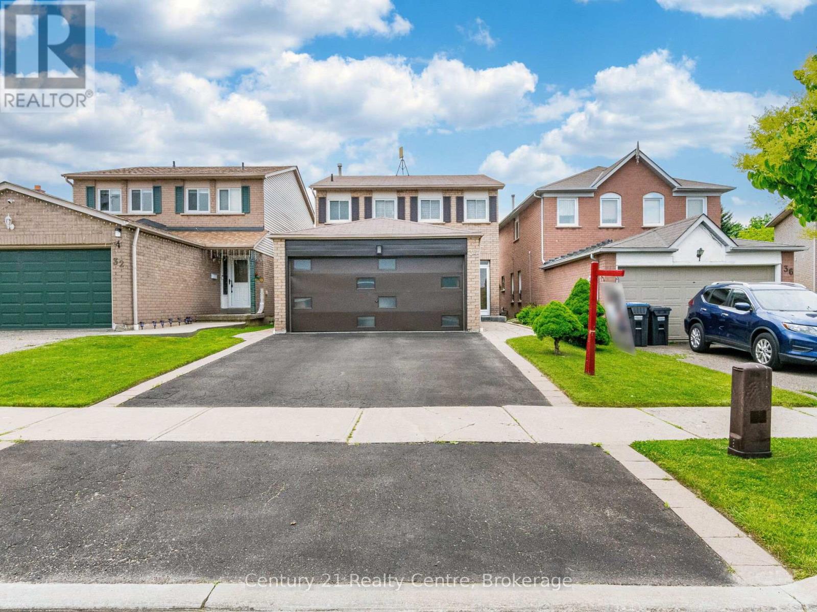 34 Niagara Place, Brampton, Ontario  L6S 4Z1 - Photo 2 - W12435573
