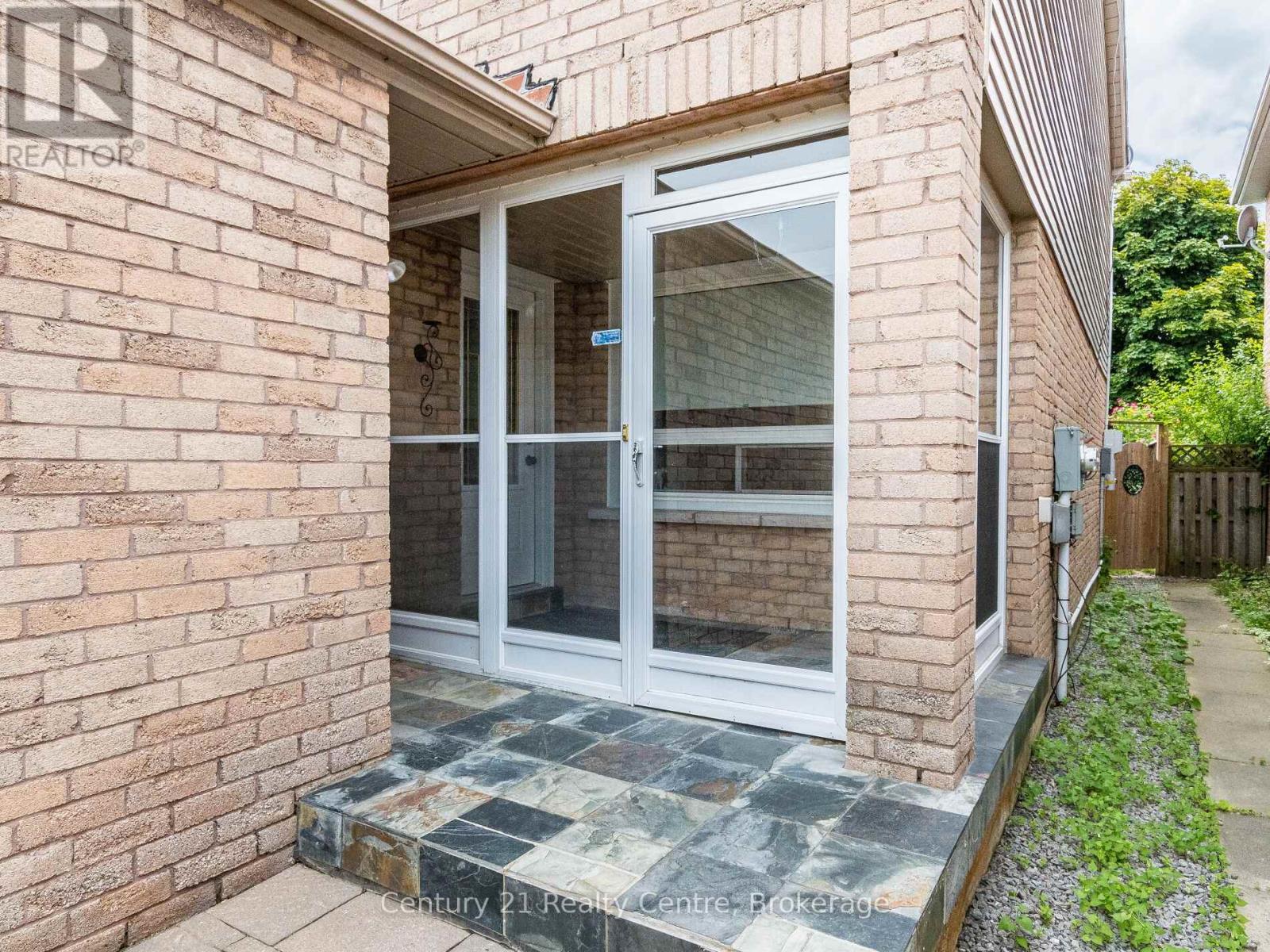 34 Niagara Place, Brampton, Ontario  L6S 4Z1 - Photo 3 - W12435573