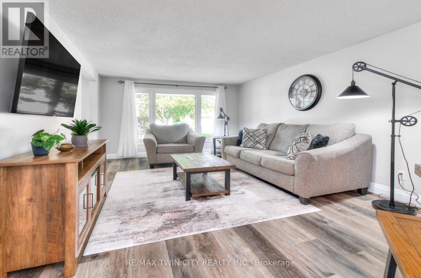 27 Wheatfield Crescent, Kitchener, Ontario  N2P 1P7 - Photo 11 - X12435563
