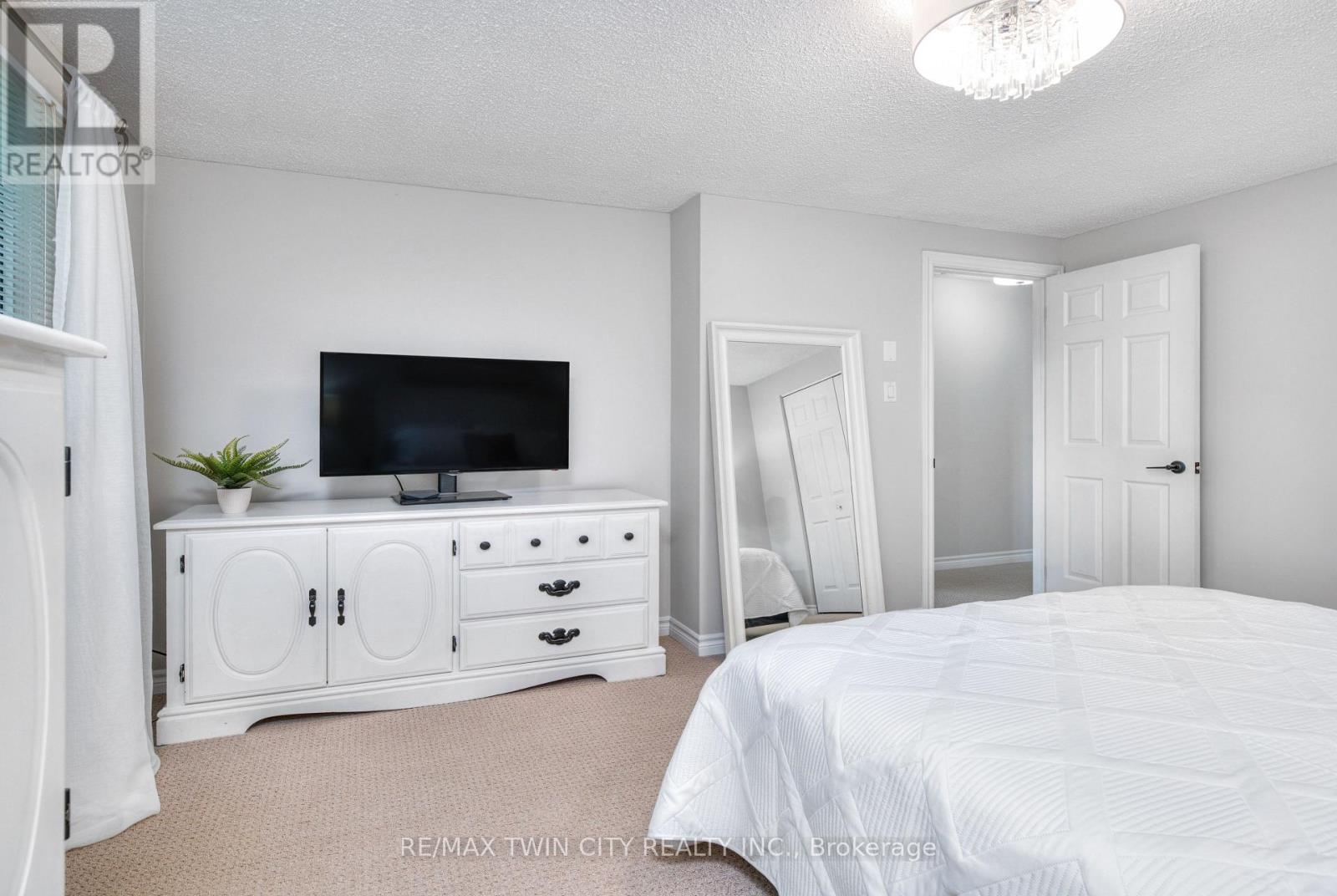 27 Wheatfield Crescent, Kitchener, Ontario  N2P 1P7 - Photo 20 - X12435563