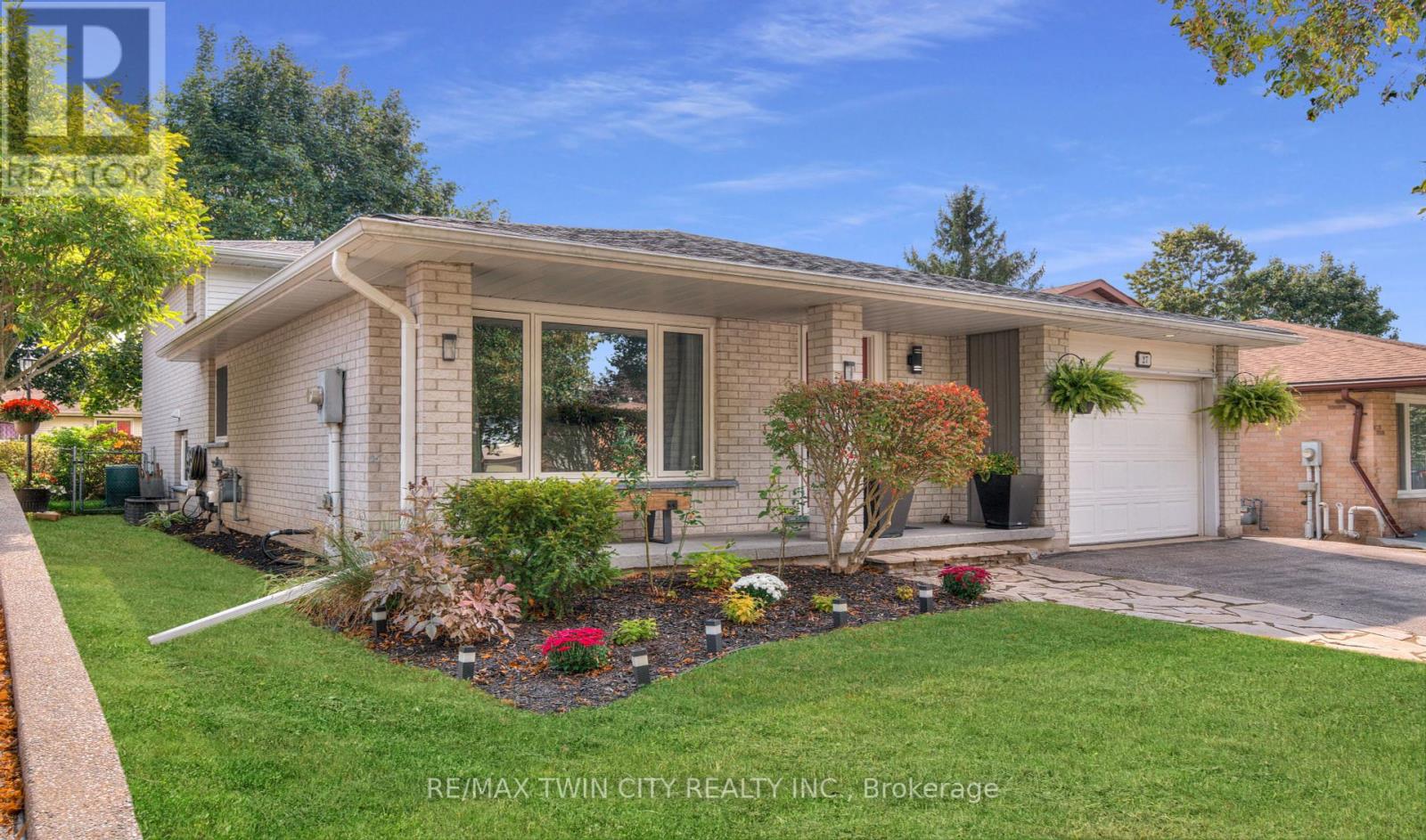 27 Wheatfield Crescent, Kitchener, Ontario  N2P 1P7 - Photo 4 - X12435563