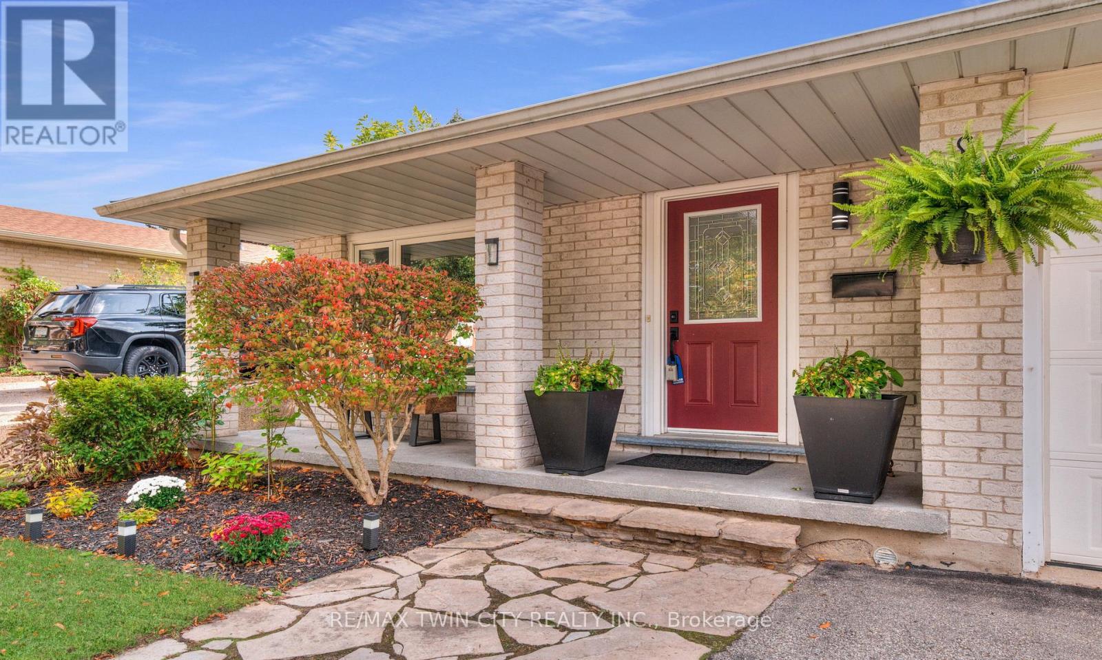 27 Wheatfield Crescent, Kitchener, Ontario  N2P 1P7 - Photo 5 - X12435563