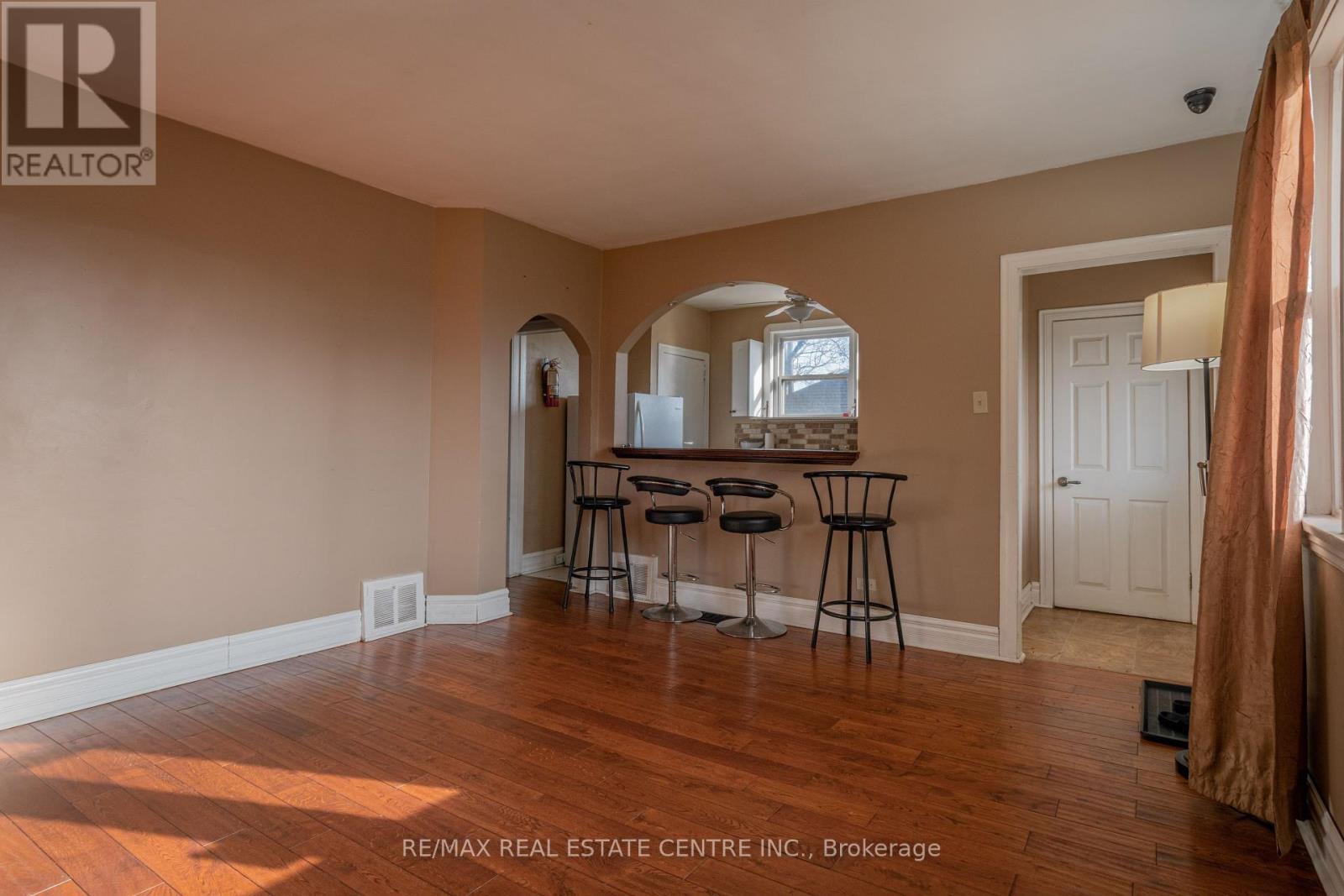 Main/upper - 280 London Street, Peterborough, Ontario  L5C 4E9 - Photo 5 - X12435587
