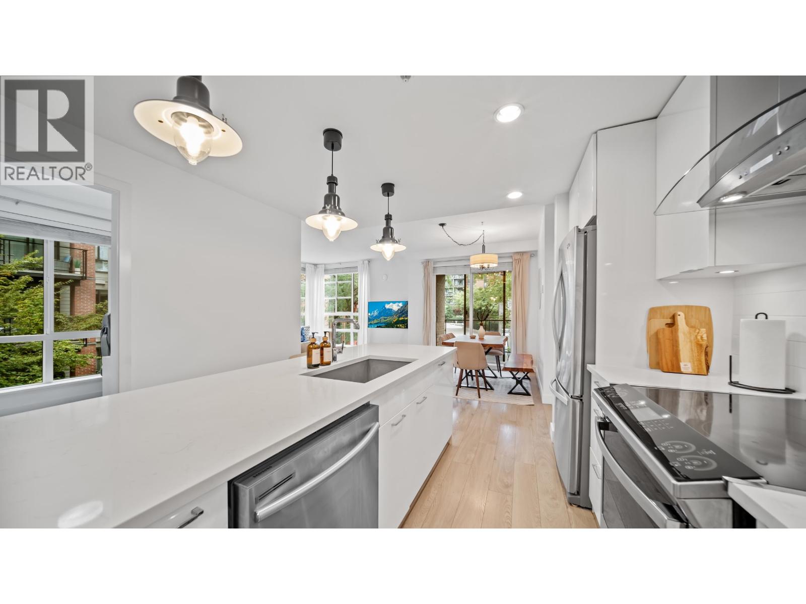 204 719 W 3rd Street, North Vancouver, British Columbia  V7M 0E7 - Photo 2 - R3053641