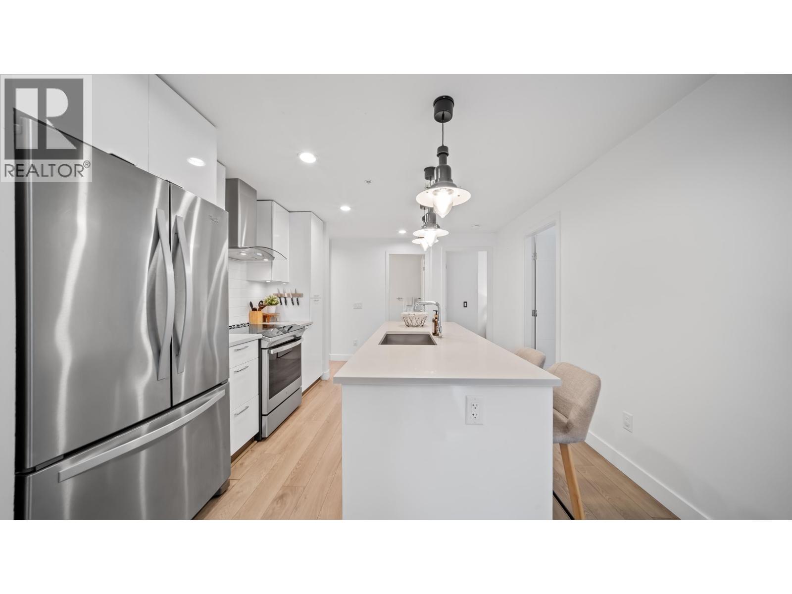 204 719 W 3rd Street, North Vancouver, British Columbia  V7M 0E7 - Photo 3 - R3053641